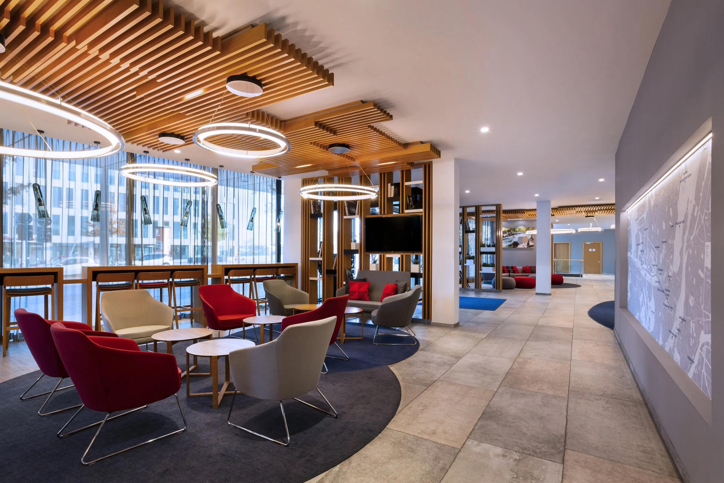 munich-map-lobby-seating_holiday-inn-munich_hampshire-hotel-photographer.jpg