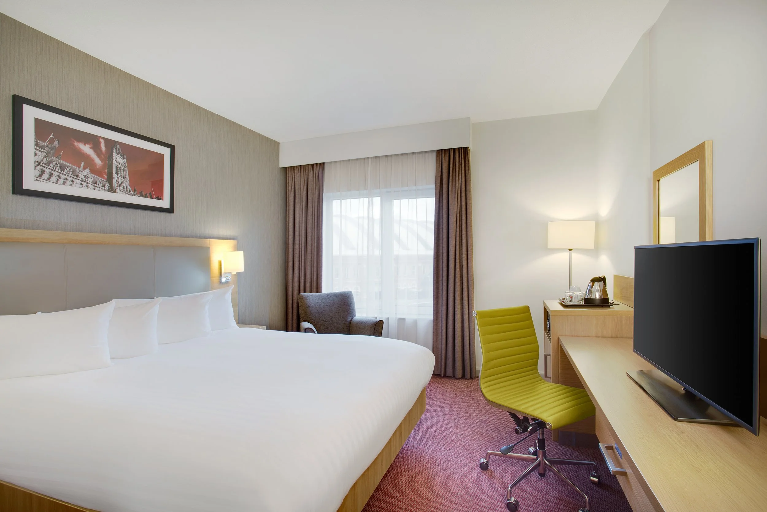 executive-bedroom-jurys-inn-manchester.jpg