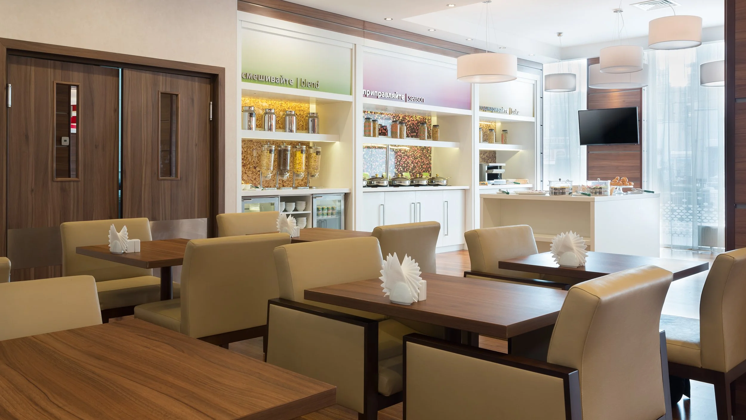 breakfast-serving-area_004_hampton-by-hilton-veronzh-russia.jpg