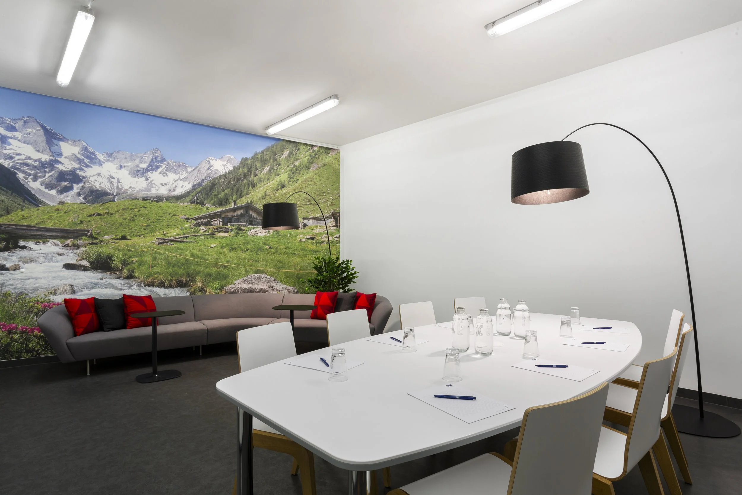 business-meeting-room-boardroom_holiday-inn-munich_surrey-hotel-photography.jpg