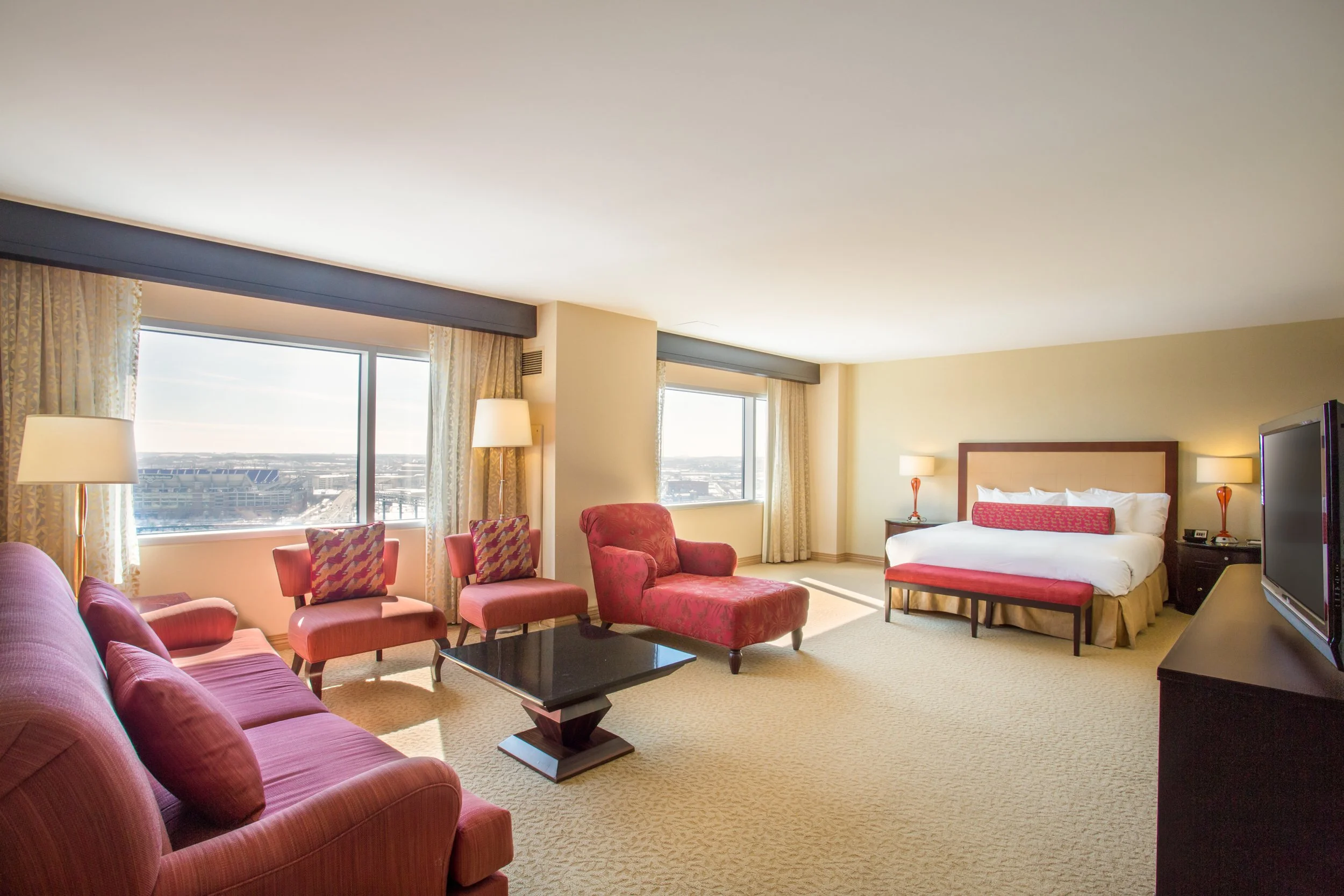 executive-suite-bedroom-hilton-baltimore-usa.jpg