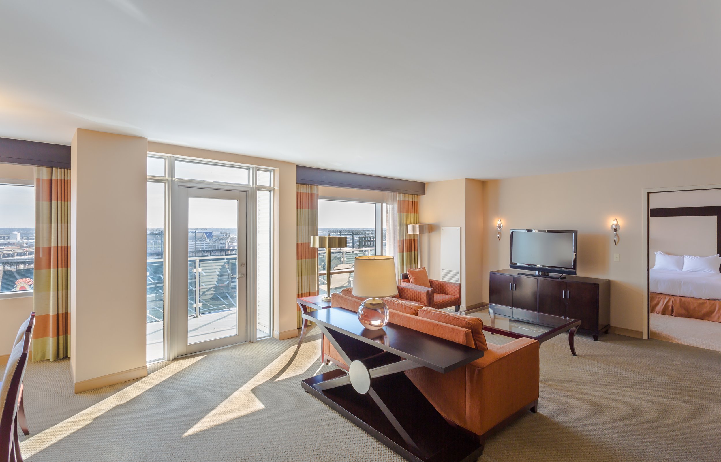 accessible-suite-ball-park-view-hilton-baltimore-usa.jpg