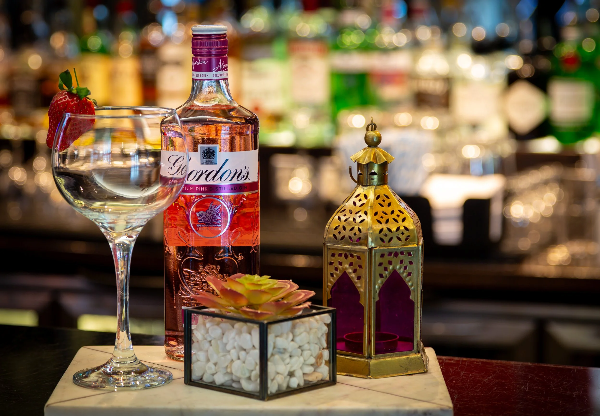 gordons-gin-on-hotel-bar-01.jpg