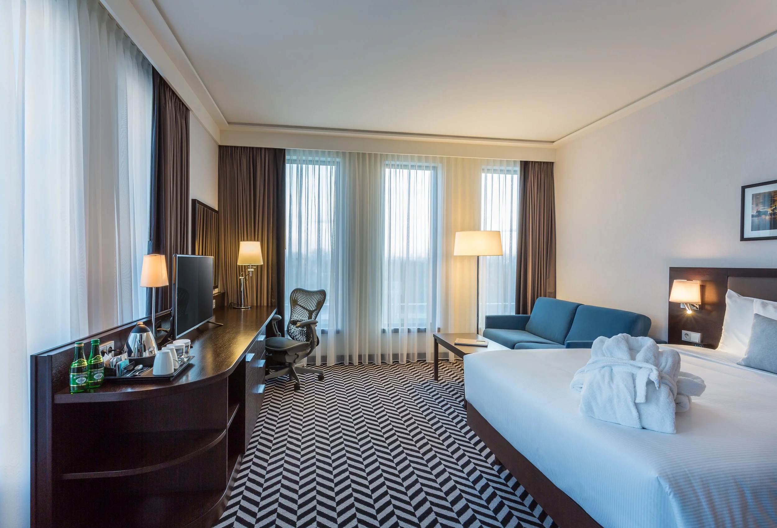 guest-room-corner-hilton-garden-inn-krakov-poland.jpg