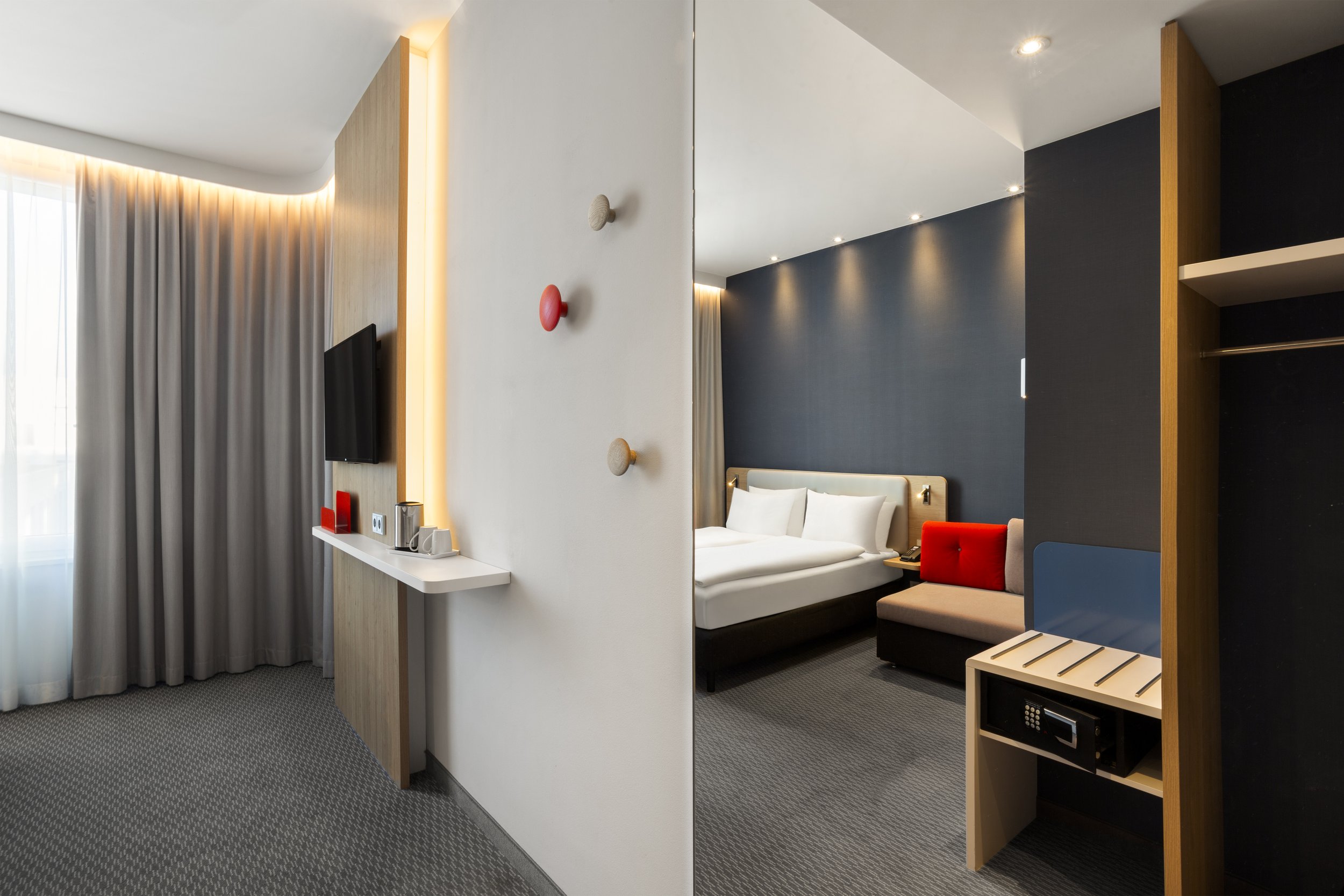 guest-bedroom-sofabed_holiday-inn-munich_surrey-hotel-photographer.jpg