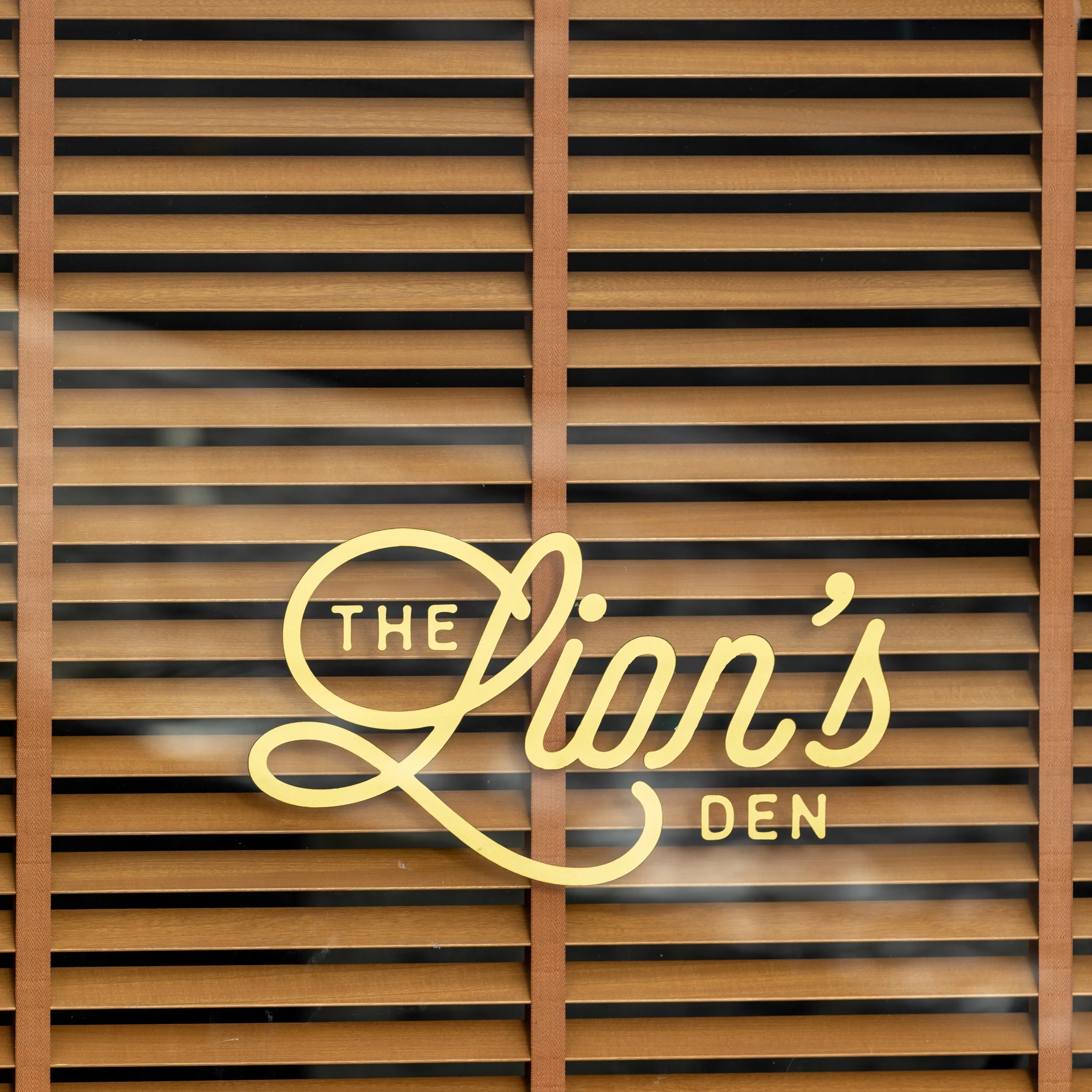 Café logo window decal  – The Lion's Den Café, Haslemere, Surrey – Hospitality Venue Photography by Sequoia Studios