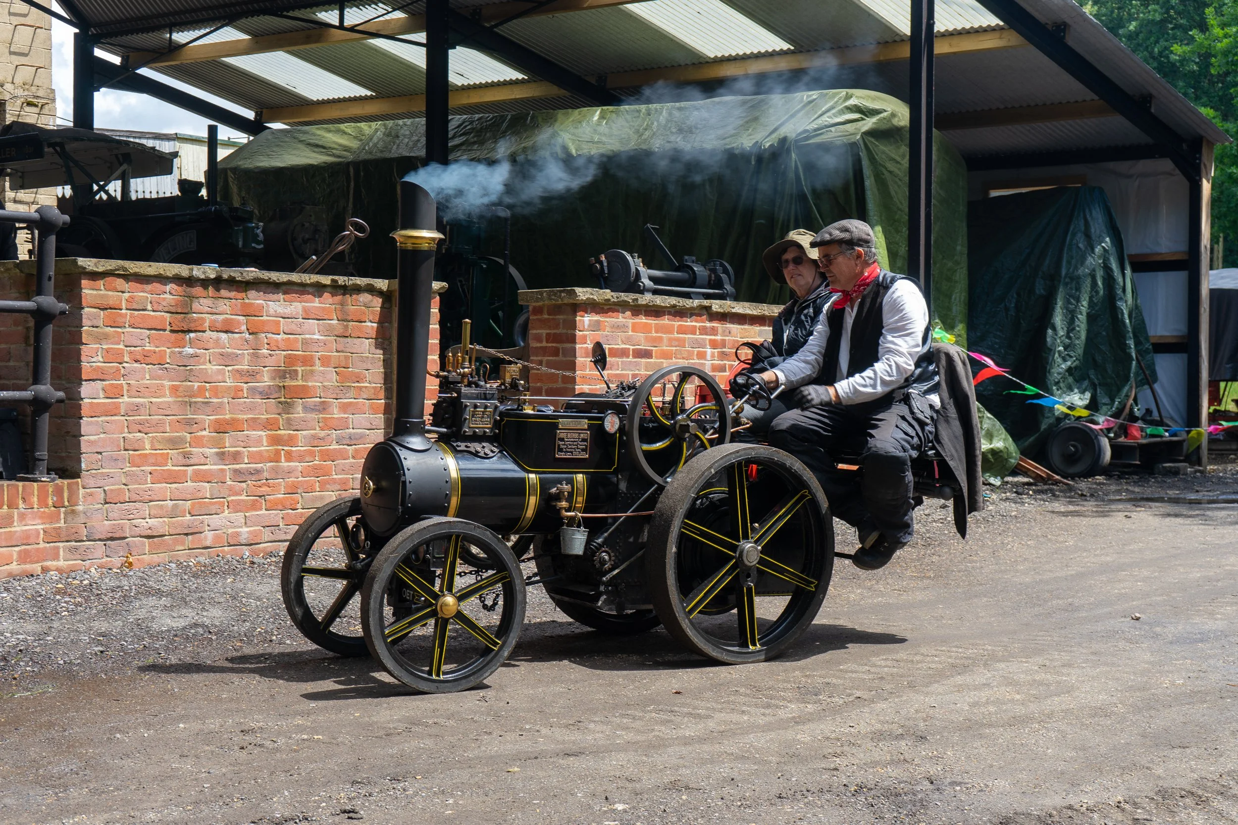Miniature steam-powered traction engine in motion – Hollycombe Mega Model Weekend – Event Photography by Sequoia Studios