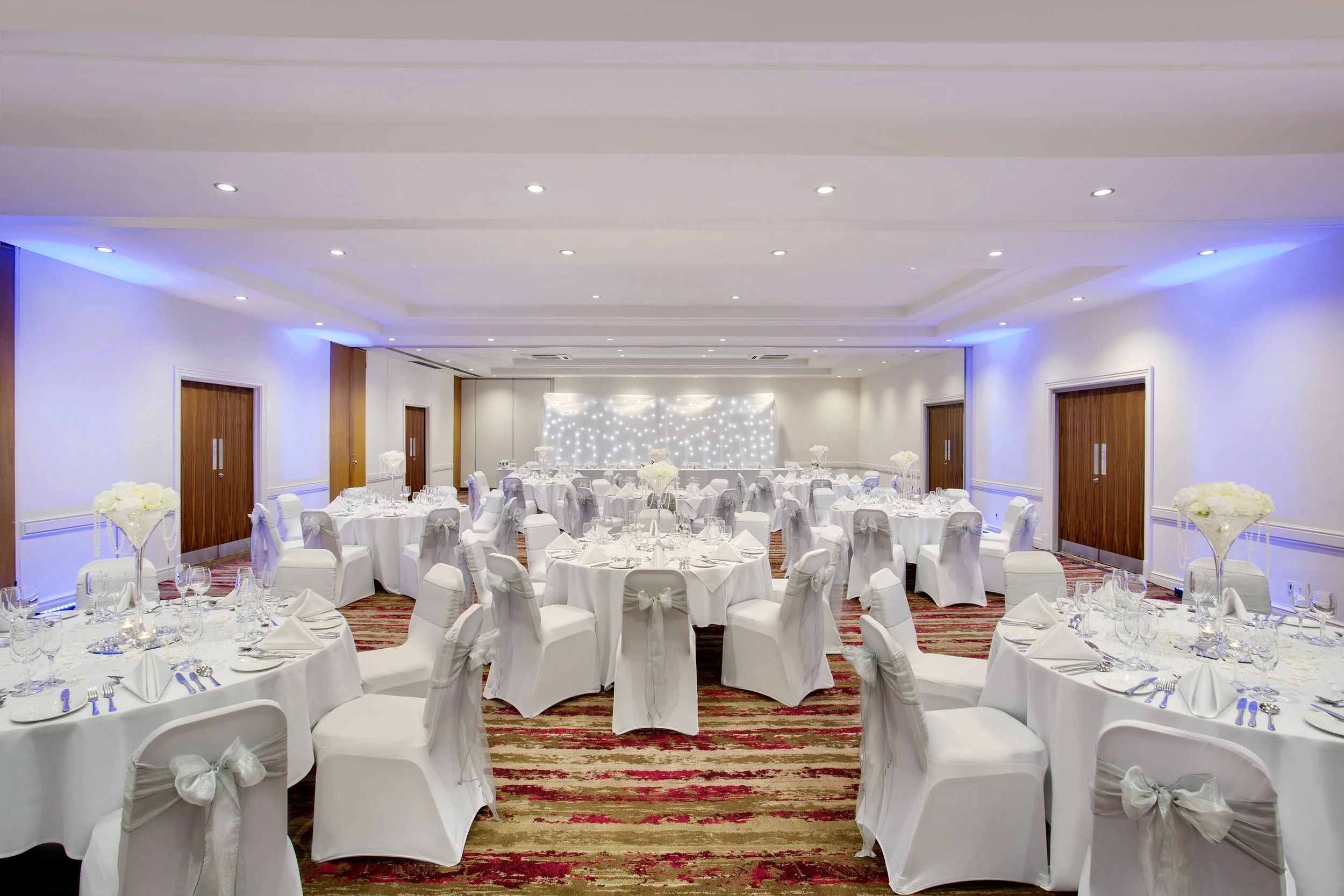 hotel-suite-wedding-decor-011-jurys-inn-east-midlands-airport.jpg