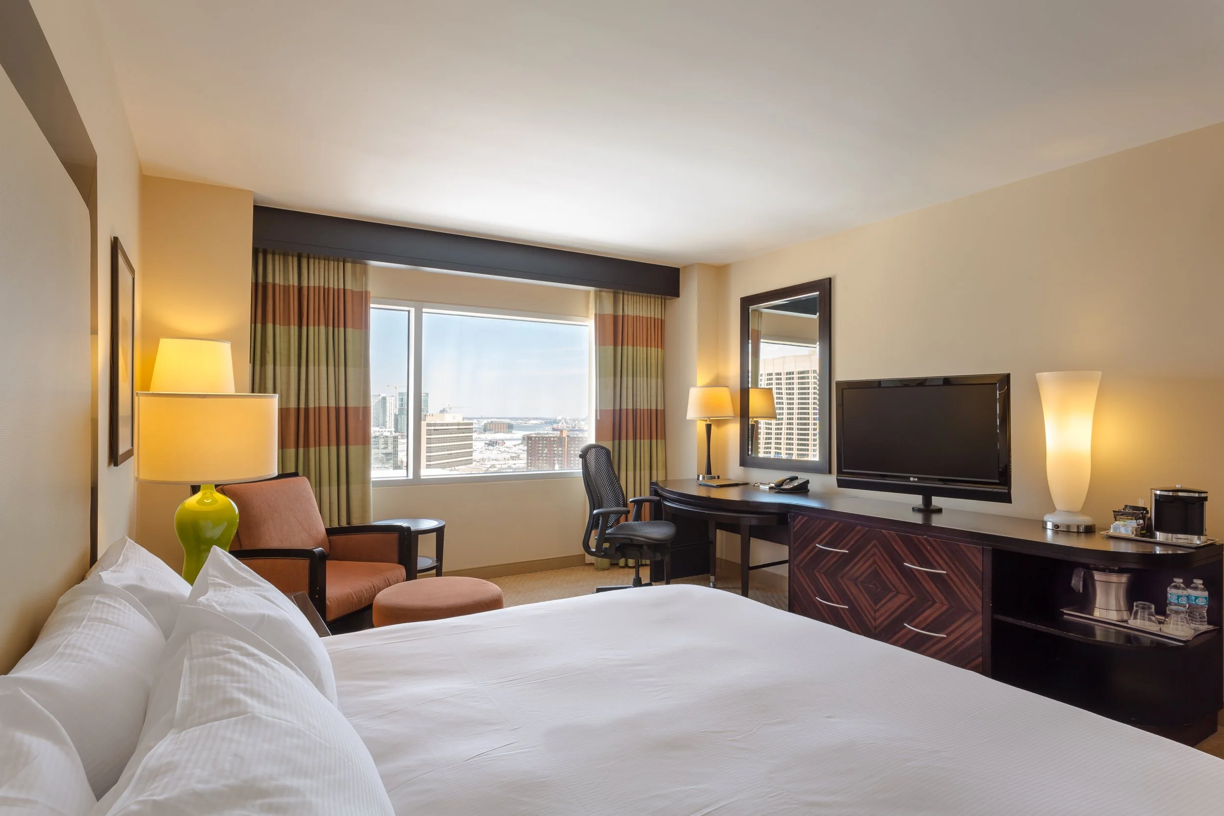 guest-room-king-bed-harbour-view-hilton-baltimore-usa.jpg