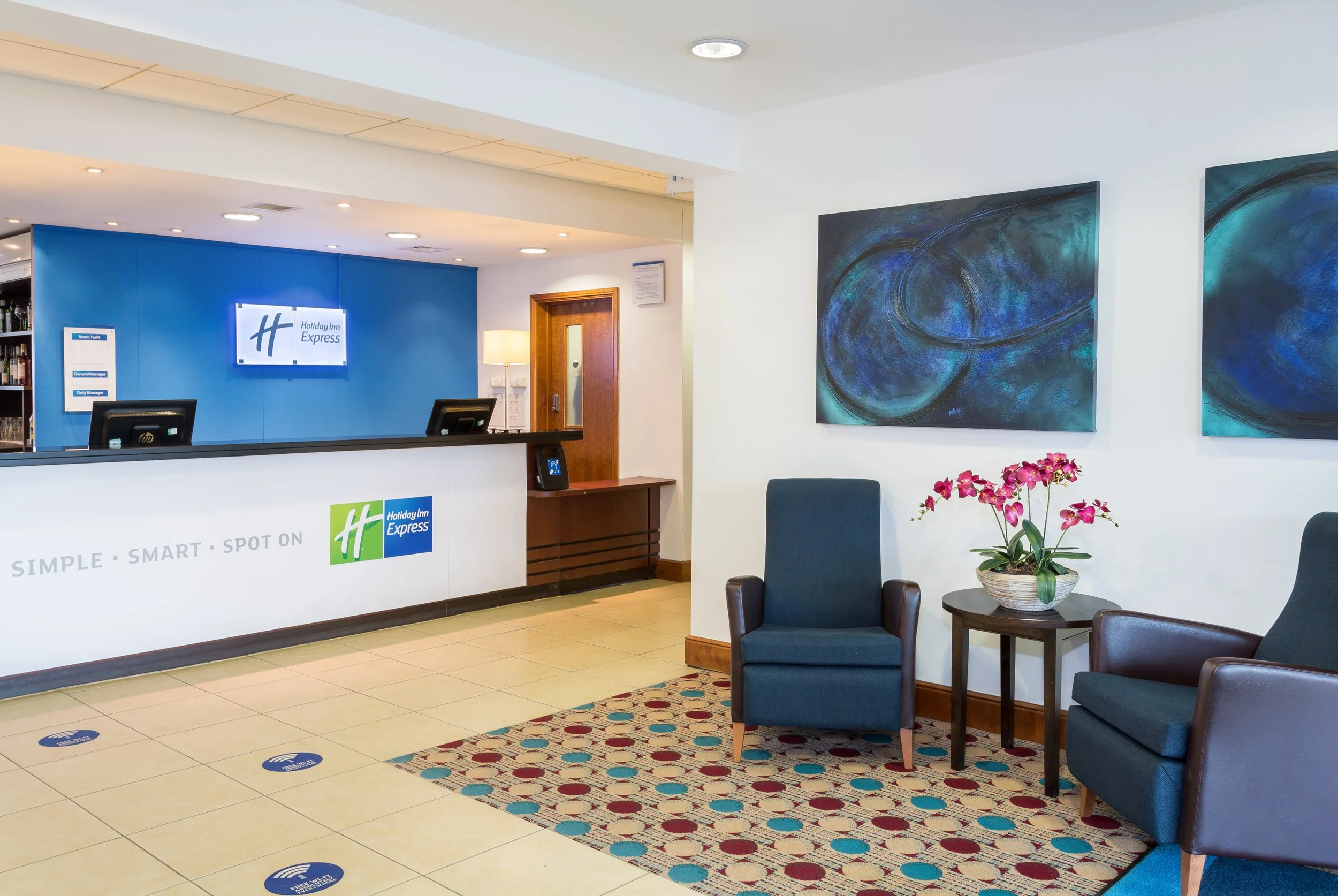 lobby-seating_holiday-inn-express-braintree_hotel-photographer-essex.jpg