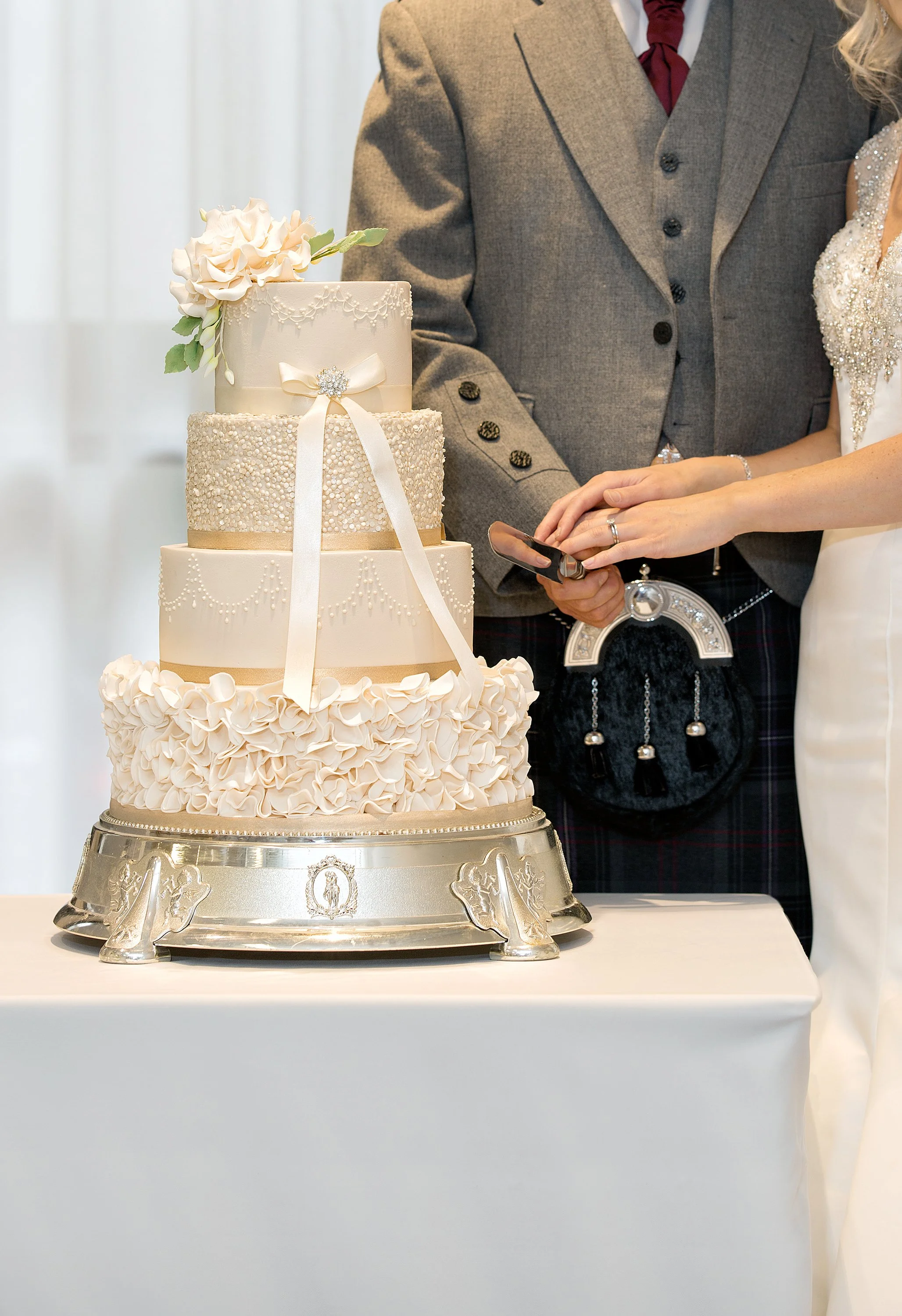 bride-and-groom-cutting-the-cake-doubletree-hilton-glasgow-scotland.jpg