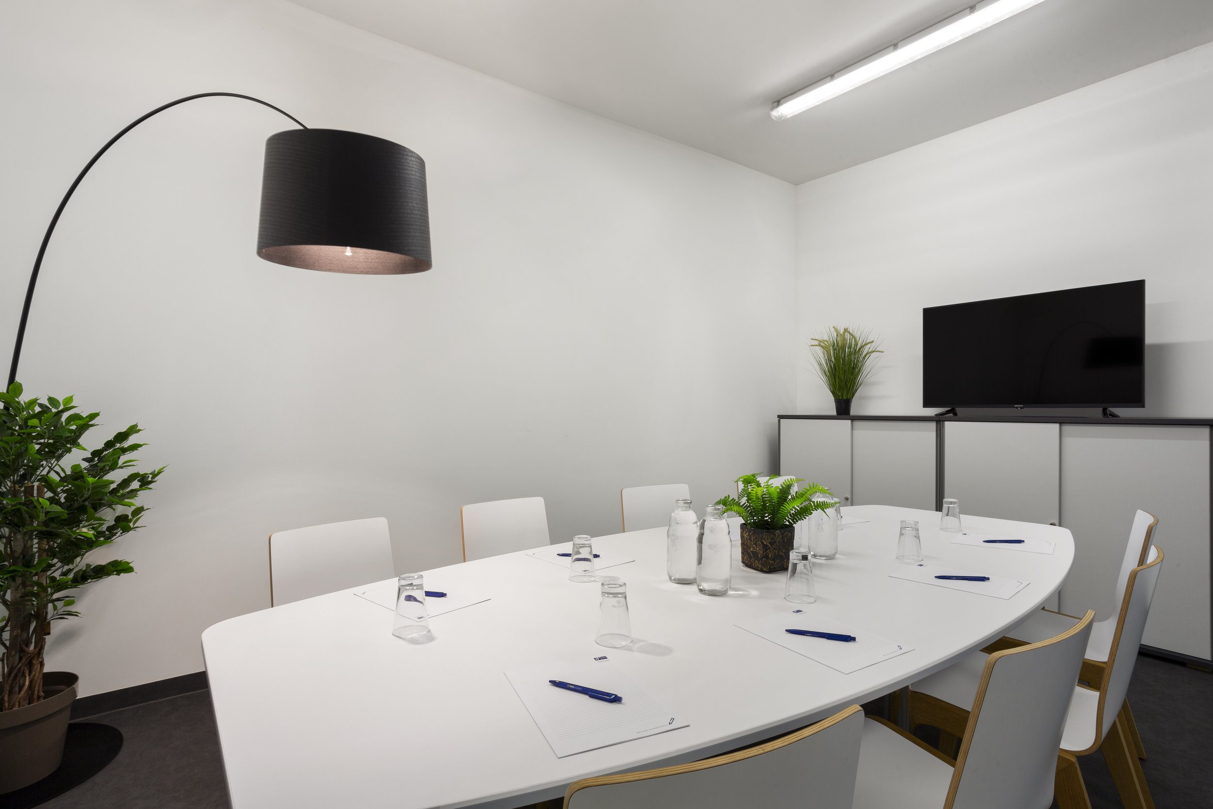 business-boardroom-meeting-holiday-inn-express-munich-germany.jpg
