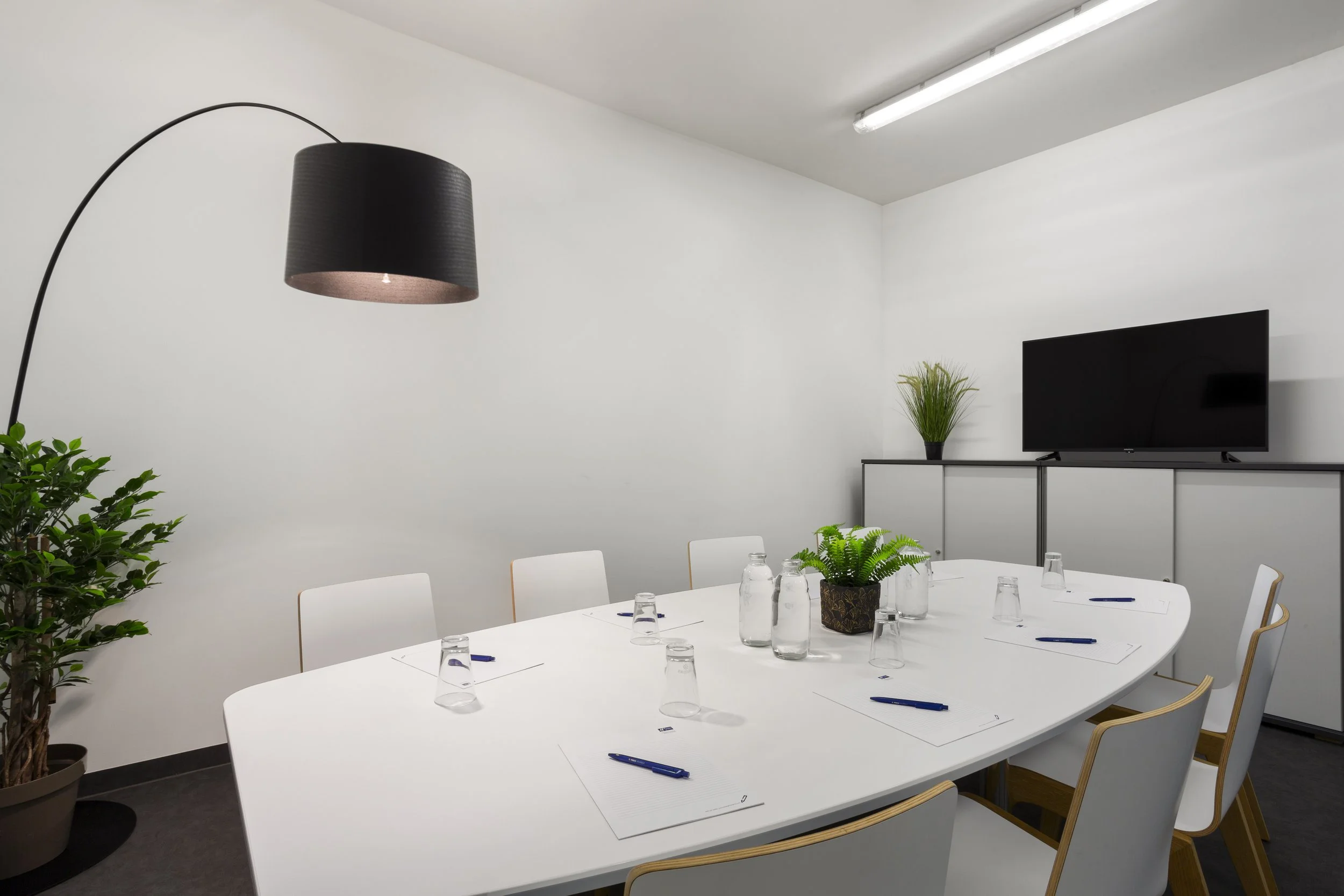 business-meeting-room-Englischgarten-boardroom_hotel-photography-surrey.jpg