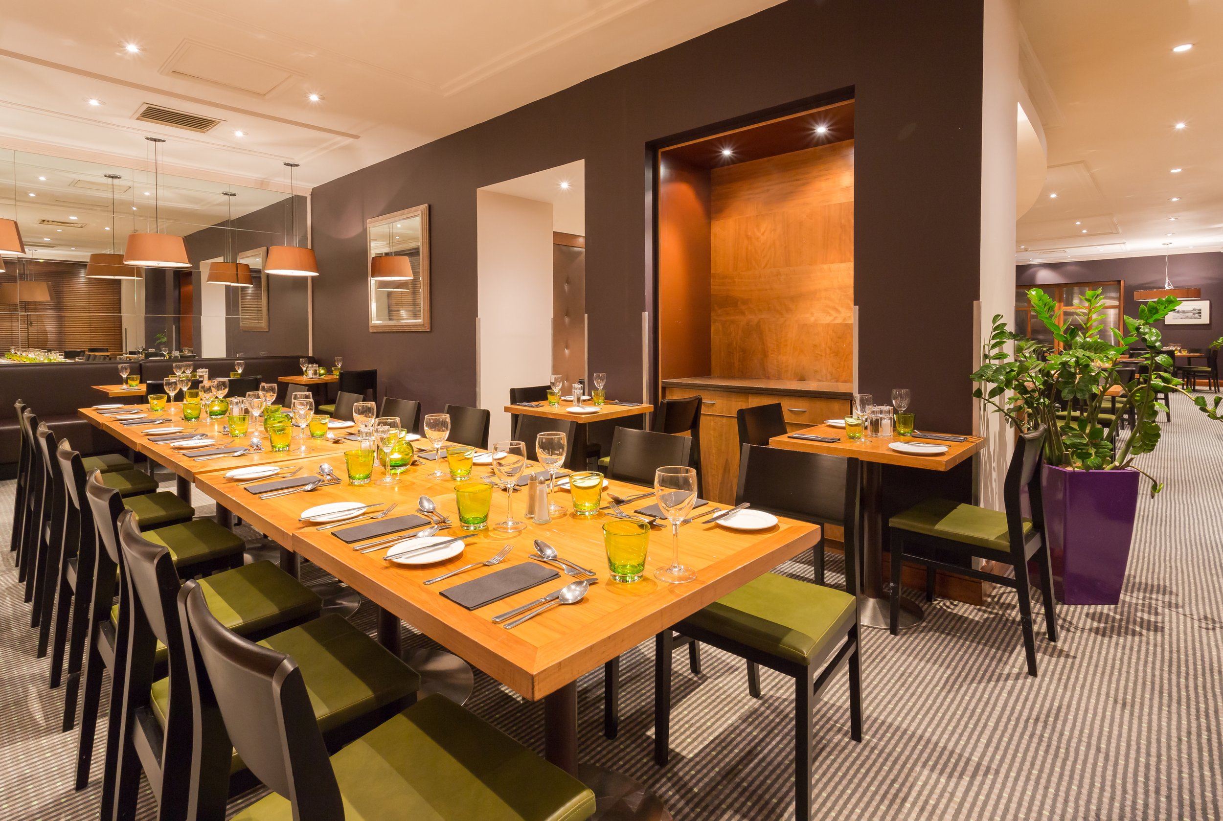 junction-restaurant-long-table-holiday-inn-cambridge.jpg