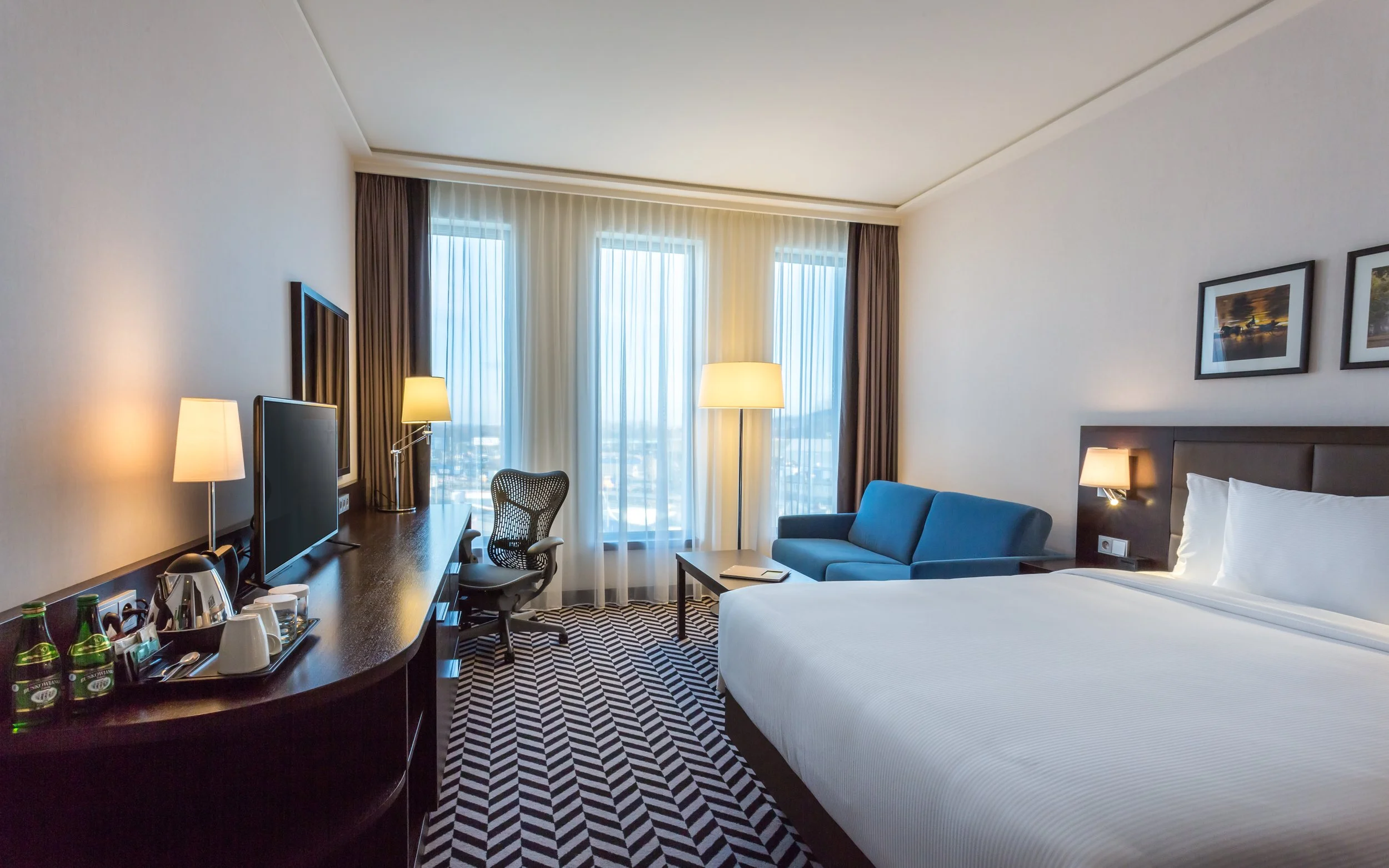 guest-room-queen-with-sofa-hilton-garden-inn-krakov-poland.jpg