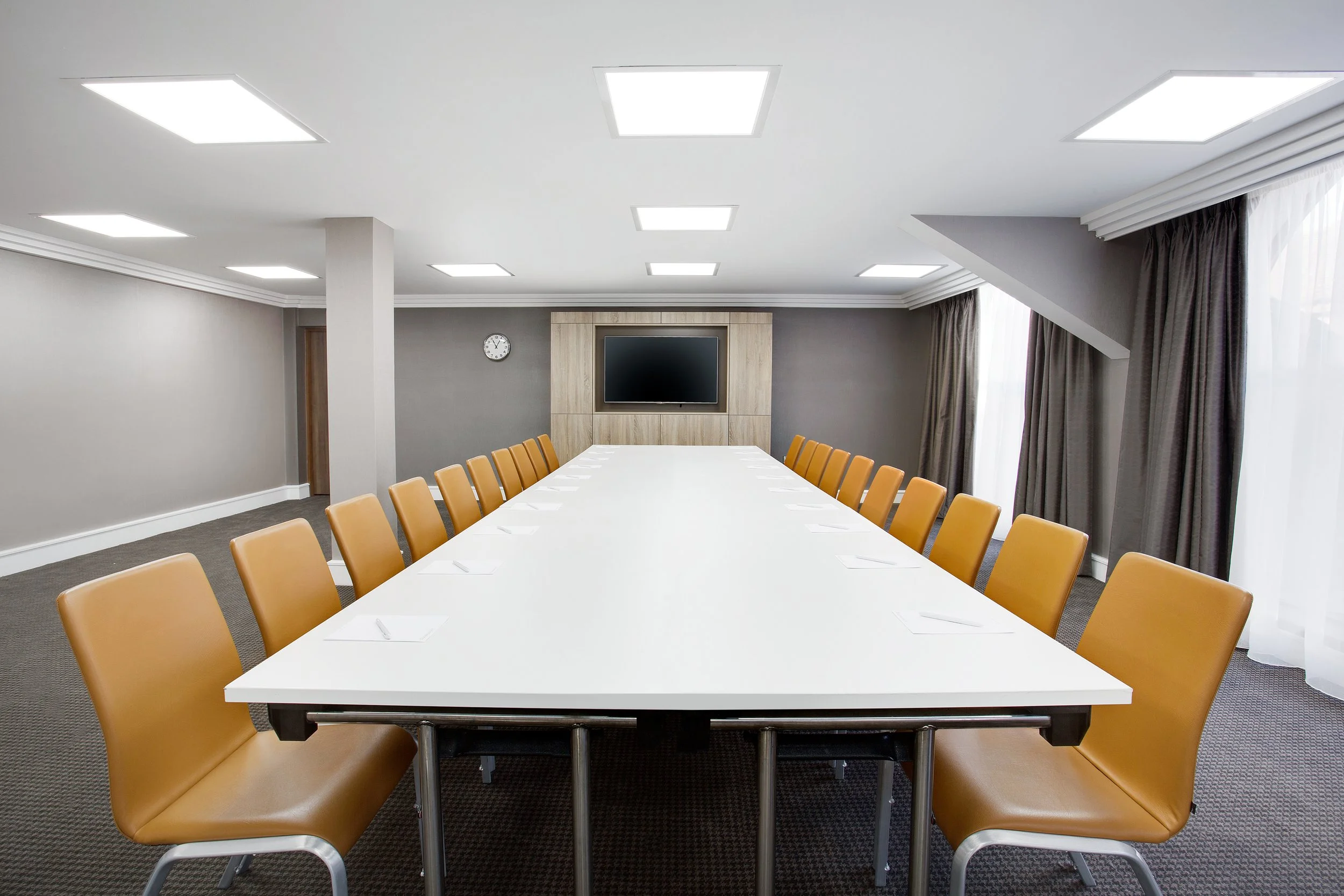 conference-room-16-boardroom-001-jurys-inn-hinckley-island.jpg