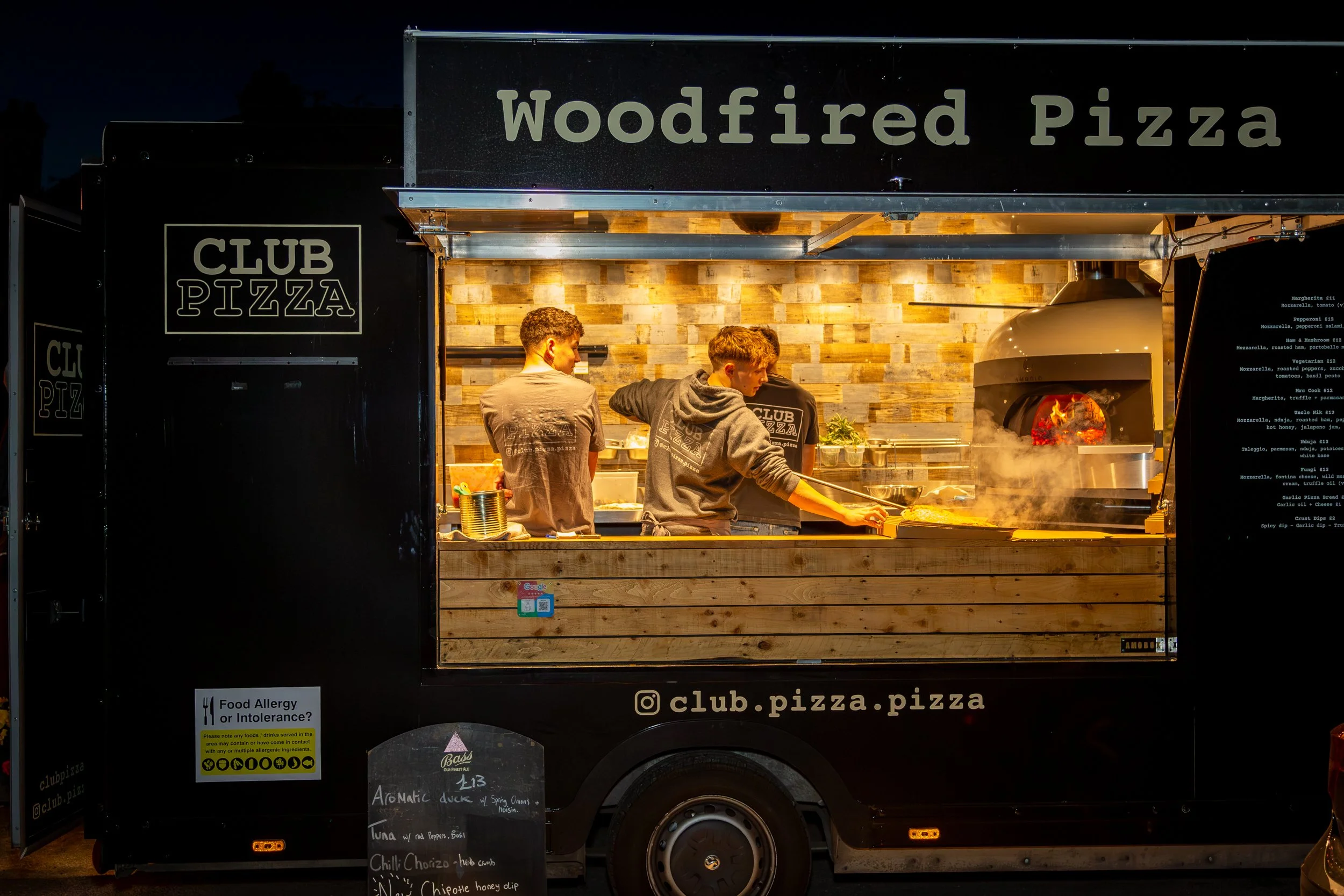 End of the shift at the Club Pizza van parked at The Crossways Inn, Churt, Surrey. Food & hospitality photography by Sequoia Studios