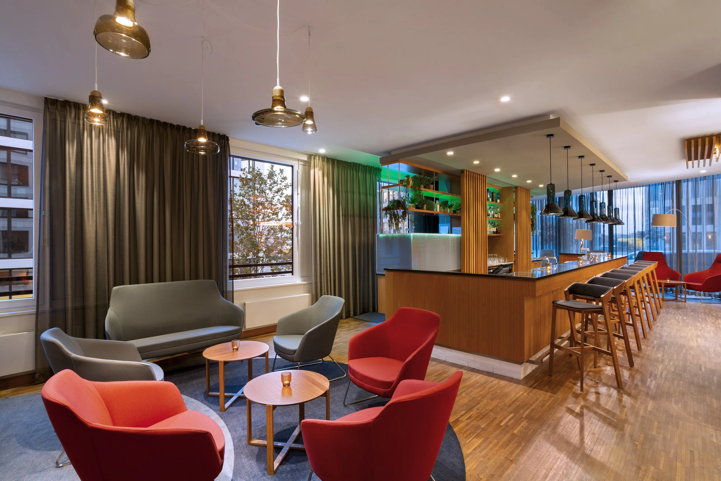 hotel-bar-long-shot_holiday-inn-munich_surrey-bar-photographer.jpg