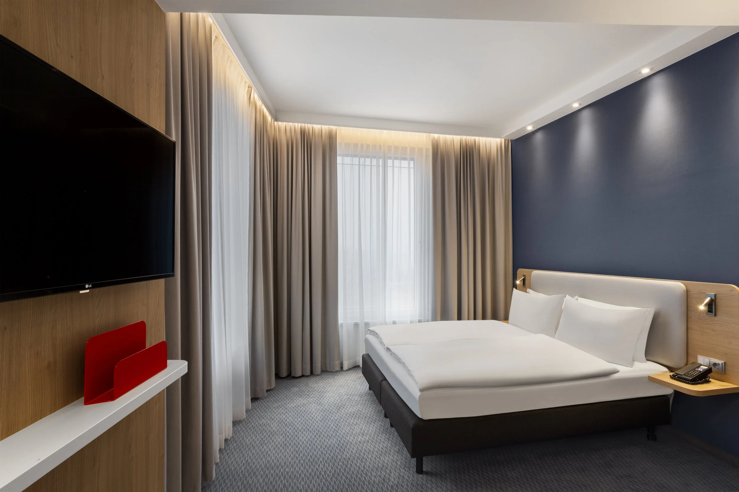 Guest bedroom king – Holiday Inn Express Munich – Hotel Photography by Sequoia Studios