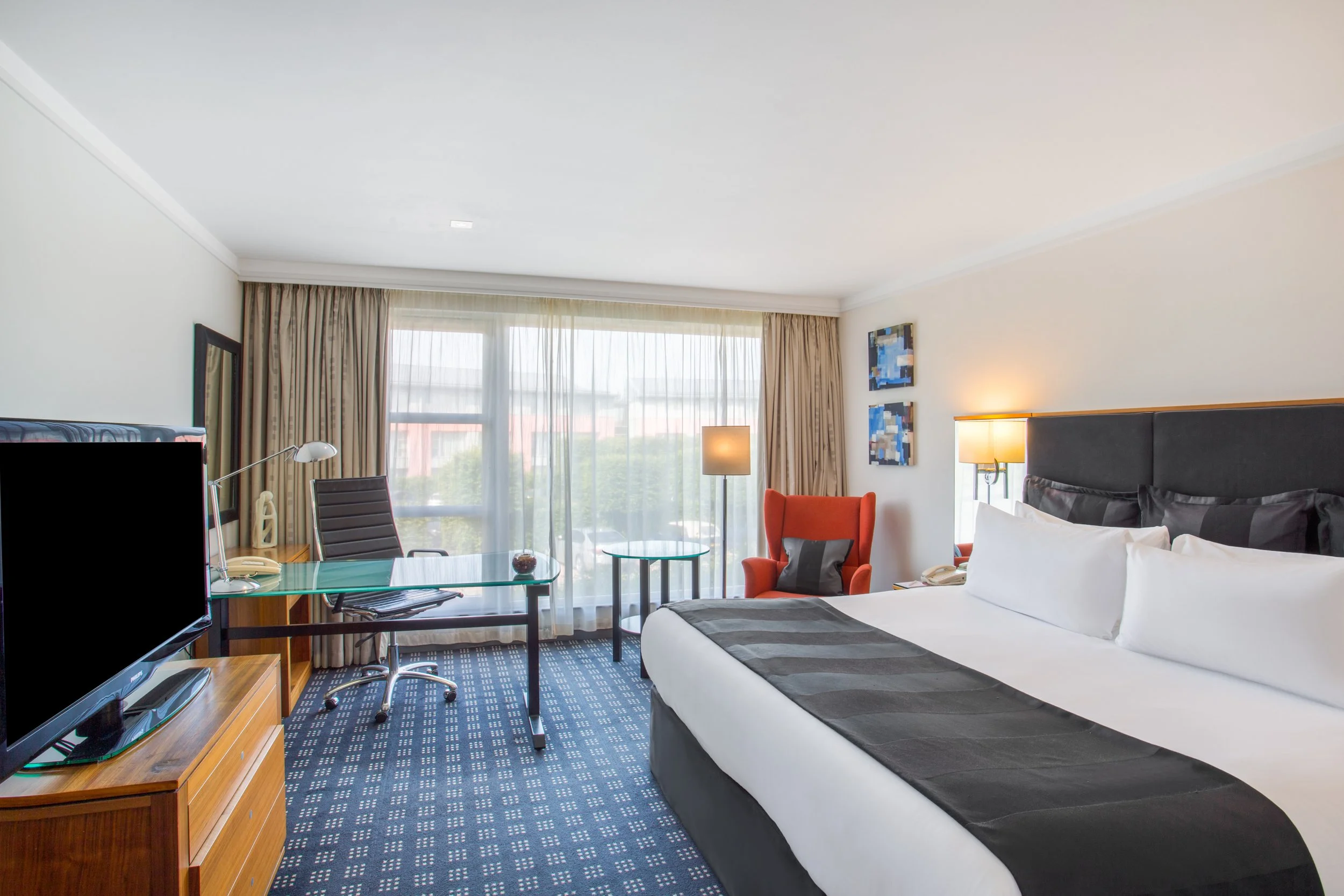 guest-room-executive-suite-crowne-plaza-marlow.jpg