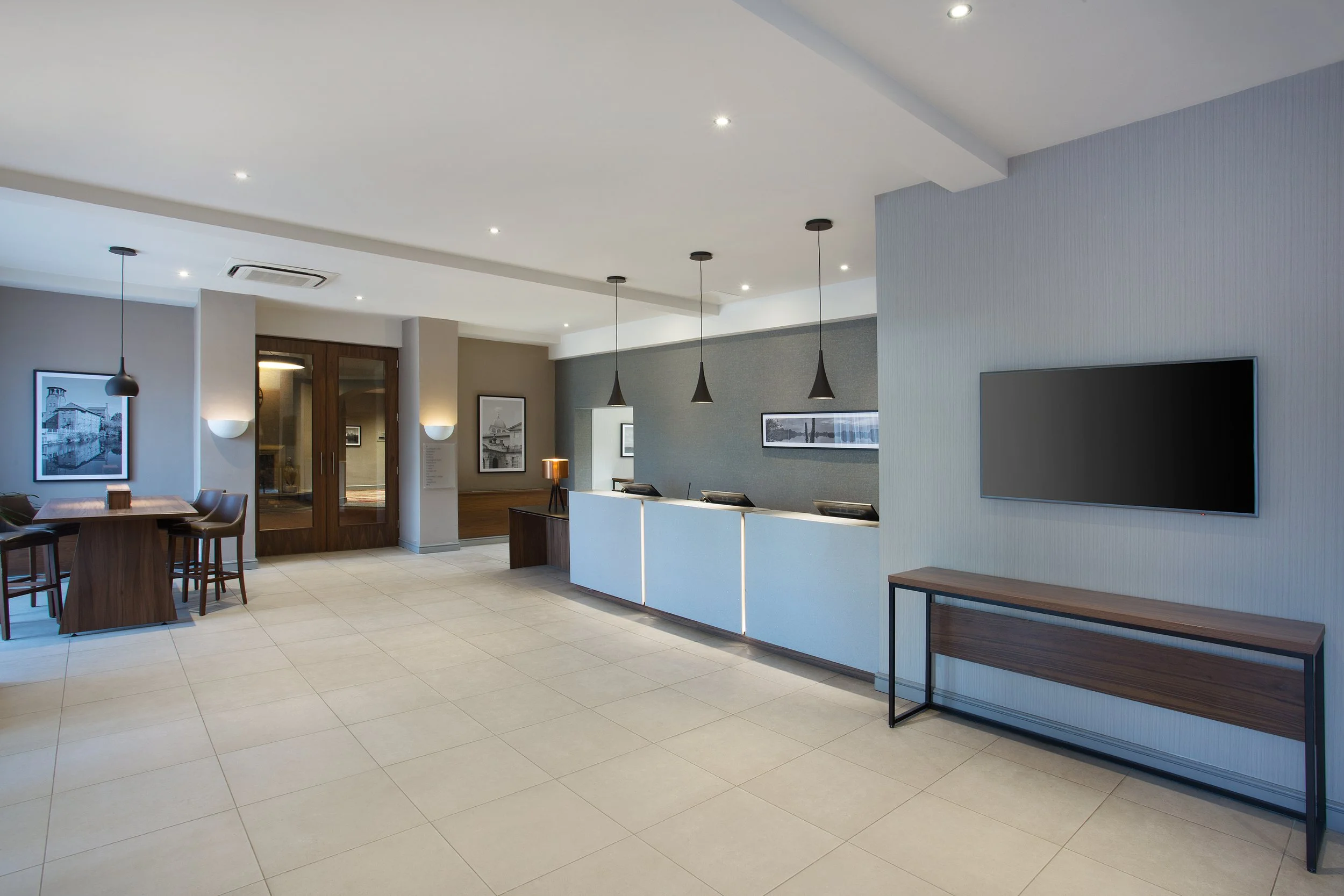 reception-lobby-jurys-inn-east-midlands-airport.jpg