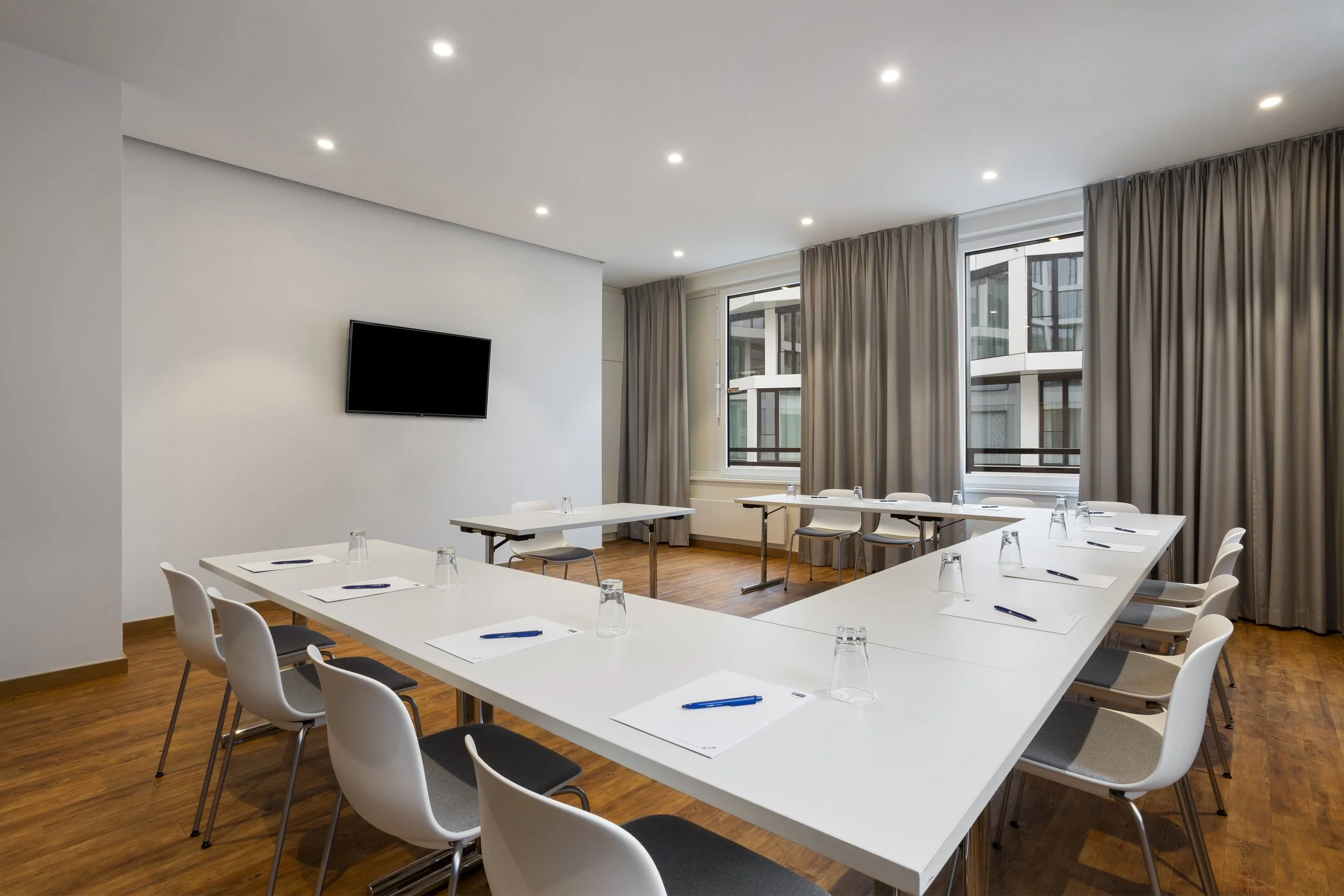 Meeting Room U-Shaped – Holiday Inn Express Munich – Hotel Photography by Sequoia Studios