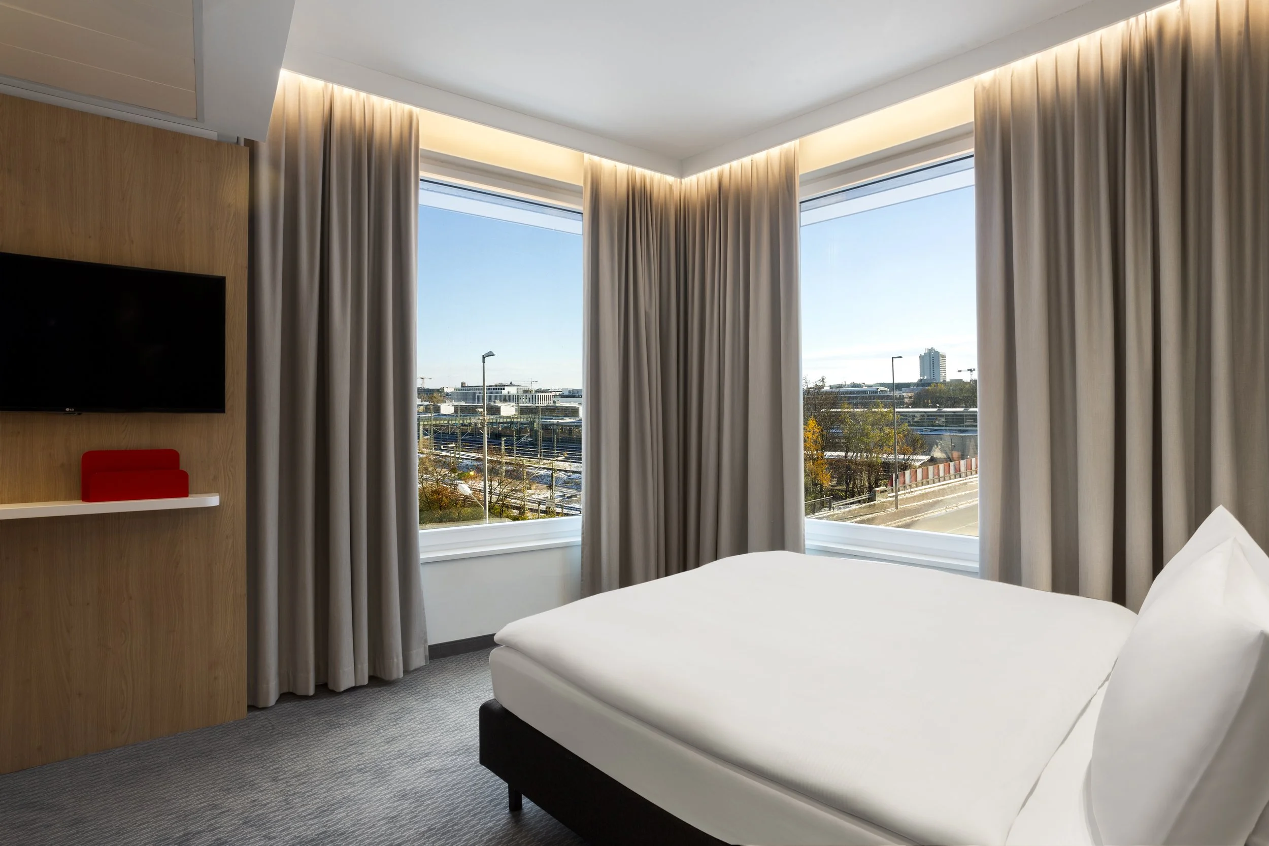 hotel-guest-bedroom-double-aspect-Munich_surrey-hotel-photographer.jpg