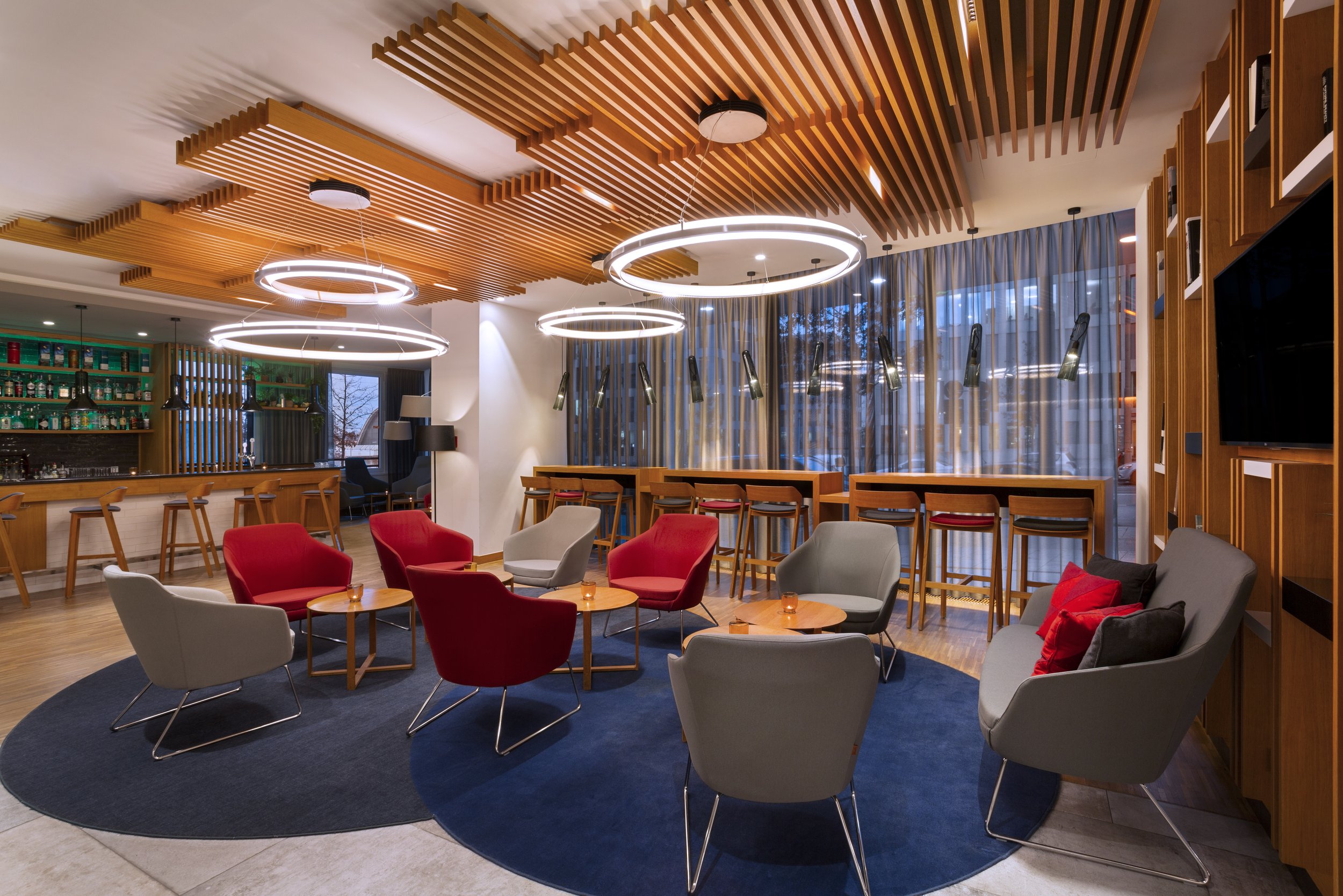 bar-lobby-seating_holiday-inn-Munich_hotel-photography-surrey.jpg