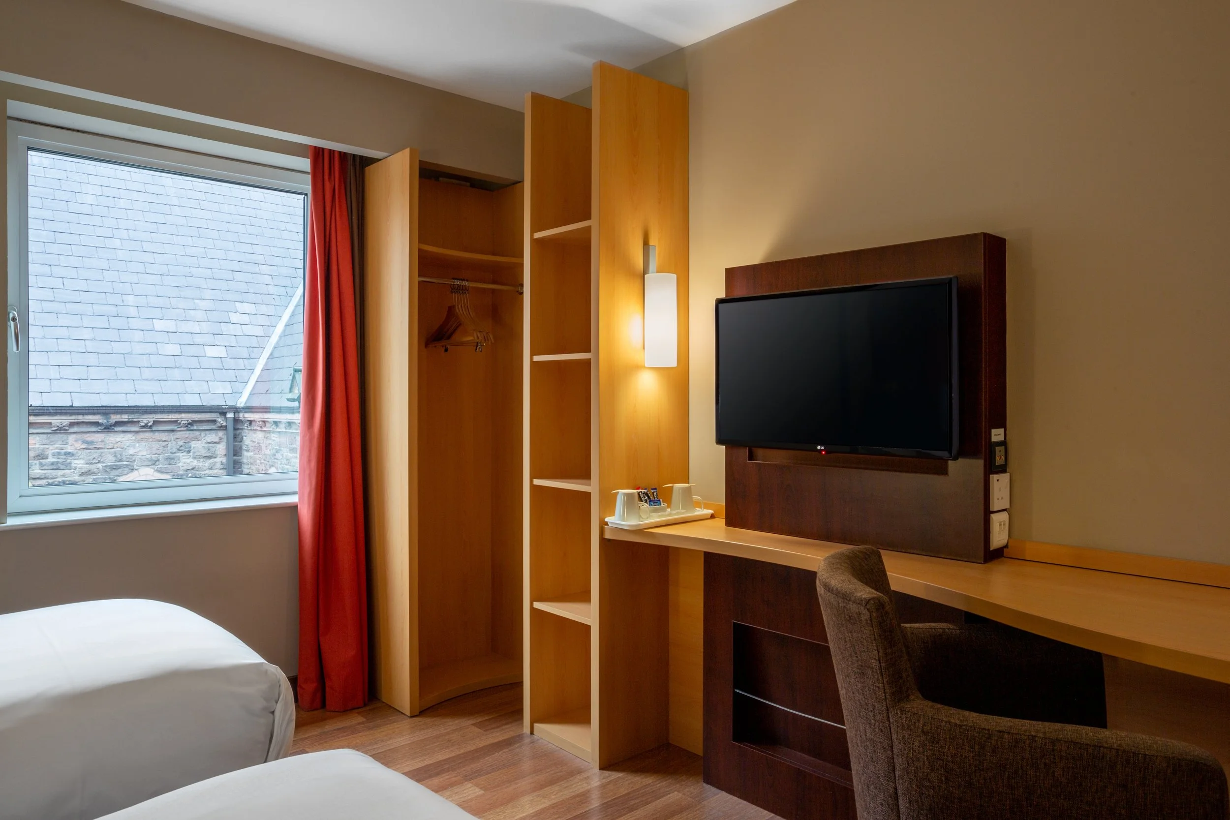 IBIS Hotels Belfast – Guest Room Twin Amenities – Hotel Photography by Sequoia Studios