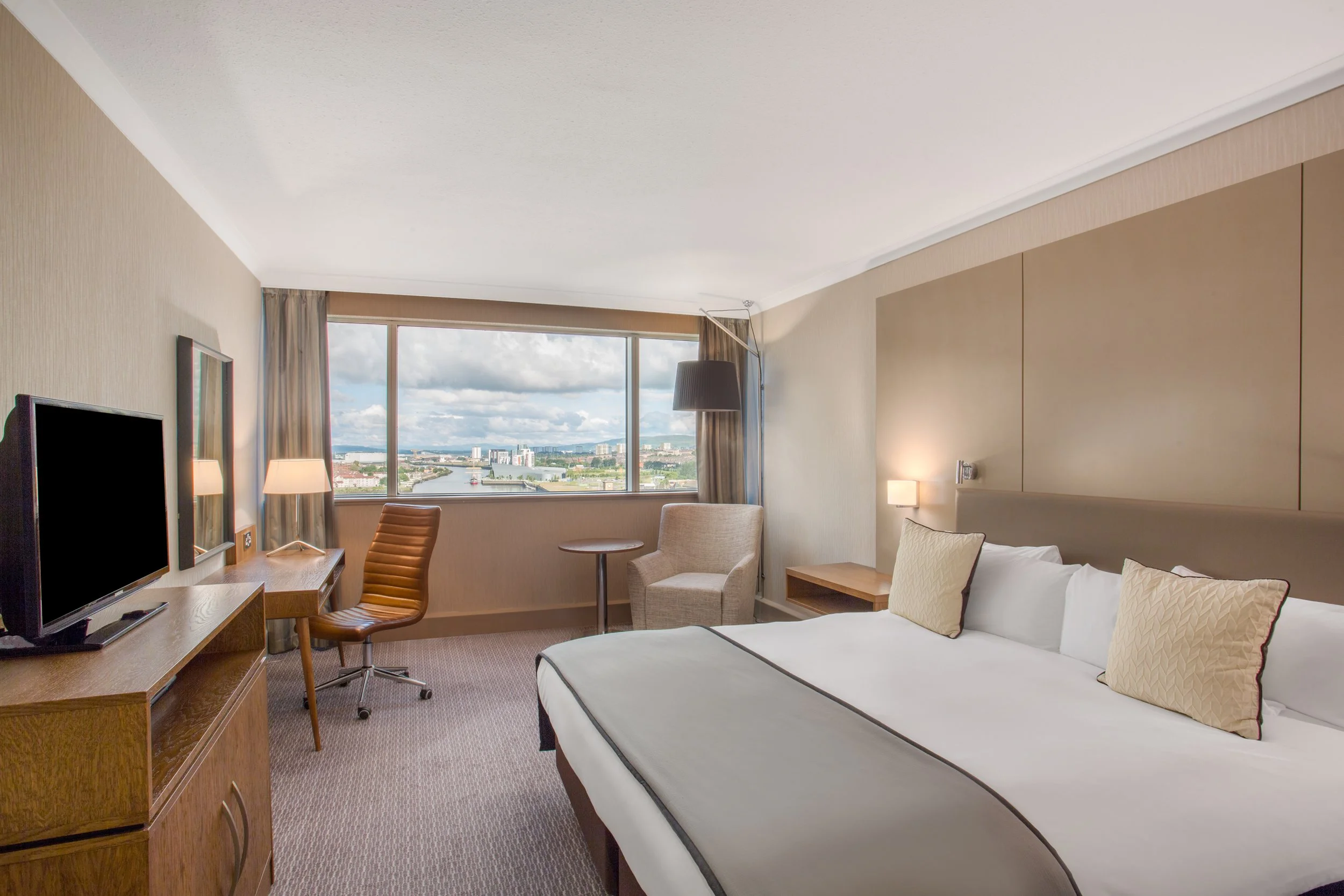 guest-room-club-river-clyde-crowne-plaza-glasgow.jpg