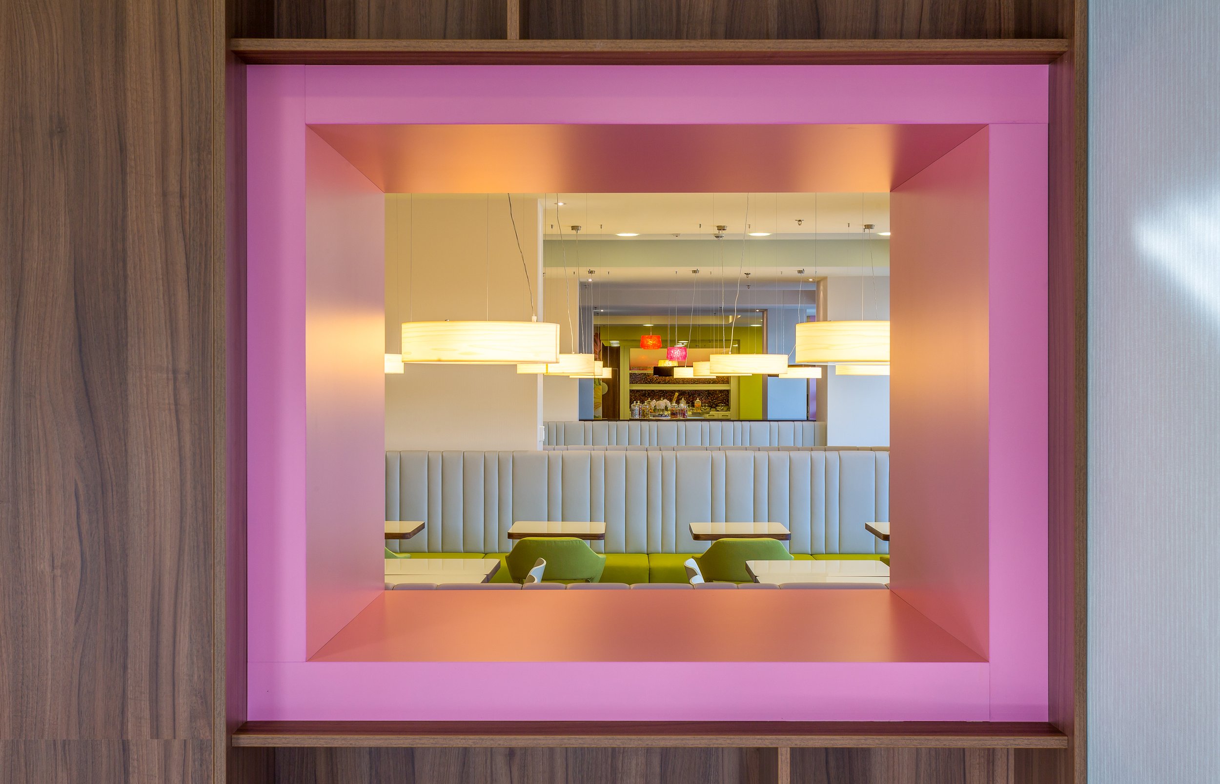 restaurant-pink-hatch-004-hampton-by-hilton-warsaw-poland.jpg