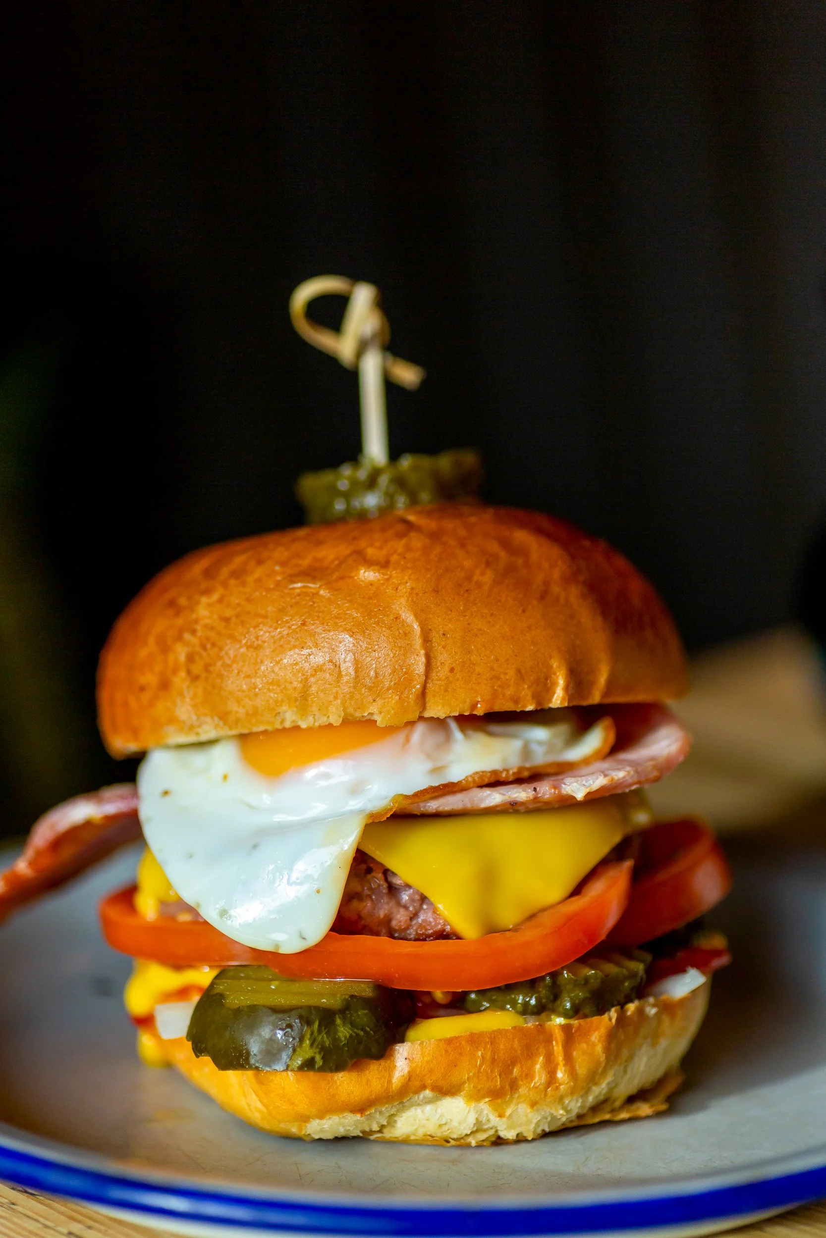 Brunch burger – The Lion's Den Café, Haslemere, Surrey – Food Photography by Sequoia Studios