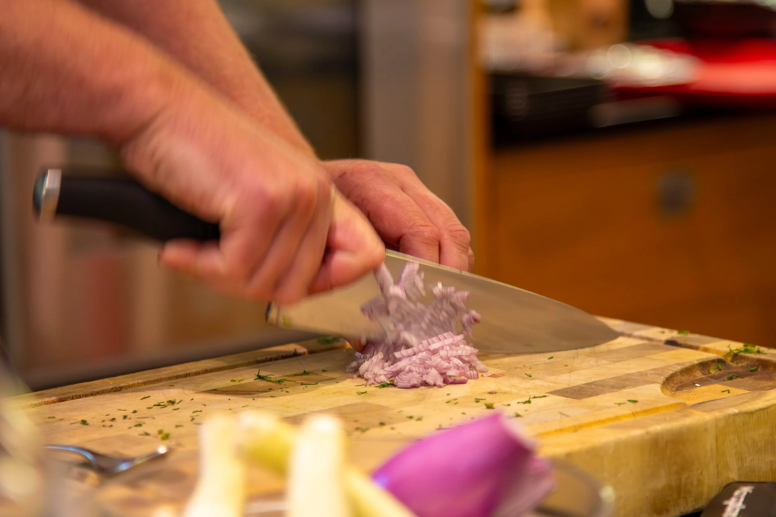 cookery-school-chef-chopping-shallots-manoir-aux-qait-saison.jpg