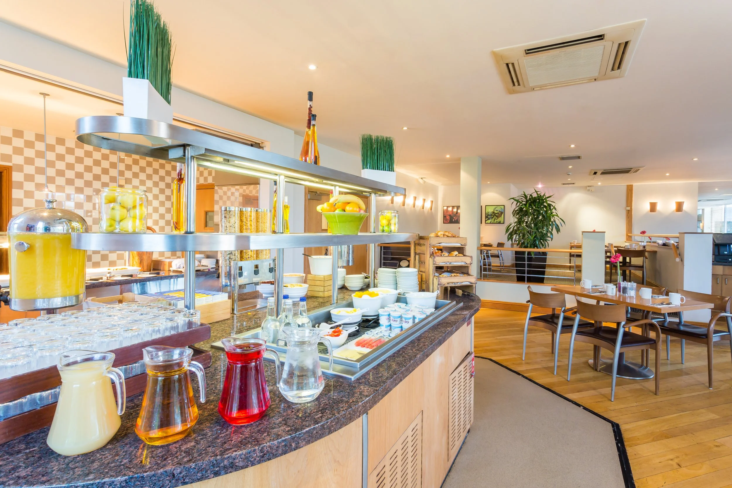 restaurant-breakfast_holiday-inn-rugby_hotel-photographer-surrey.jpg