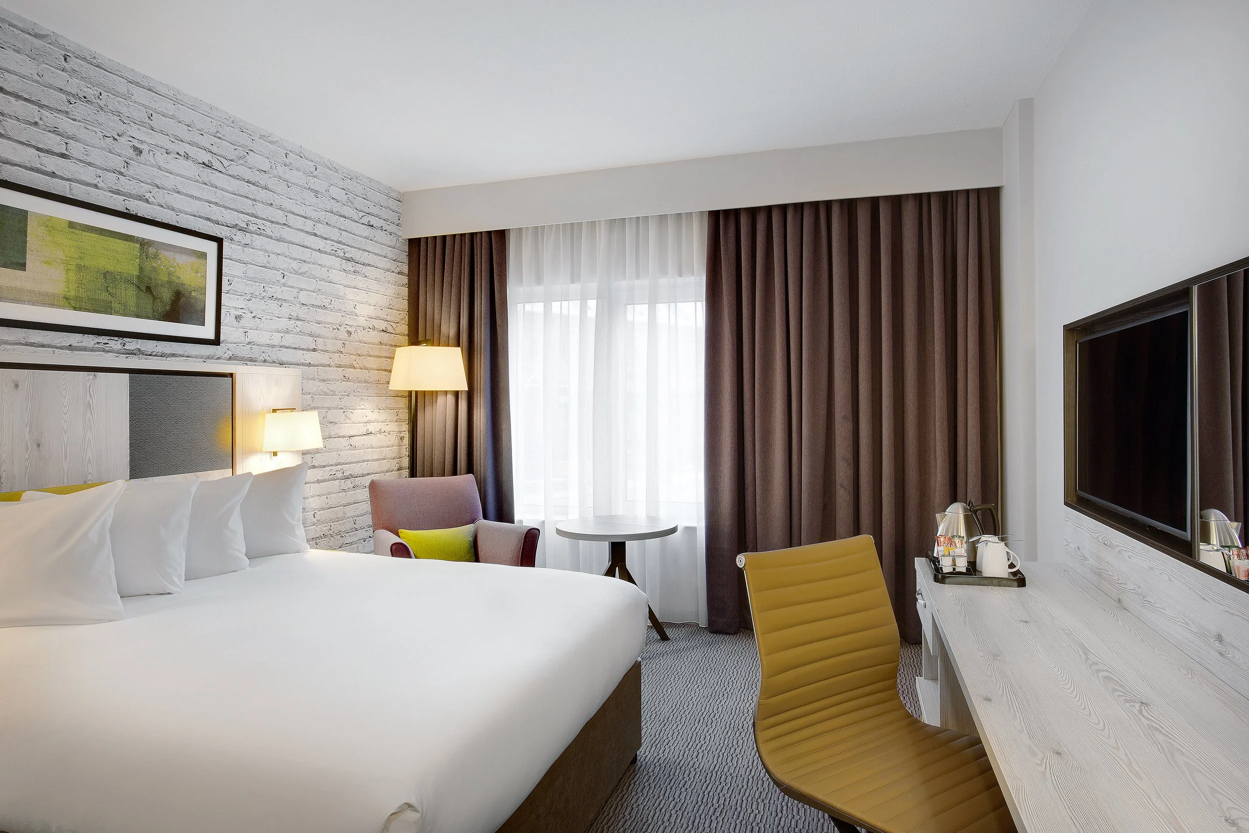 guest-bedroom-jurys-inn-manchester.jpg