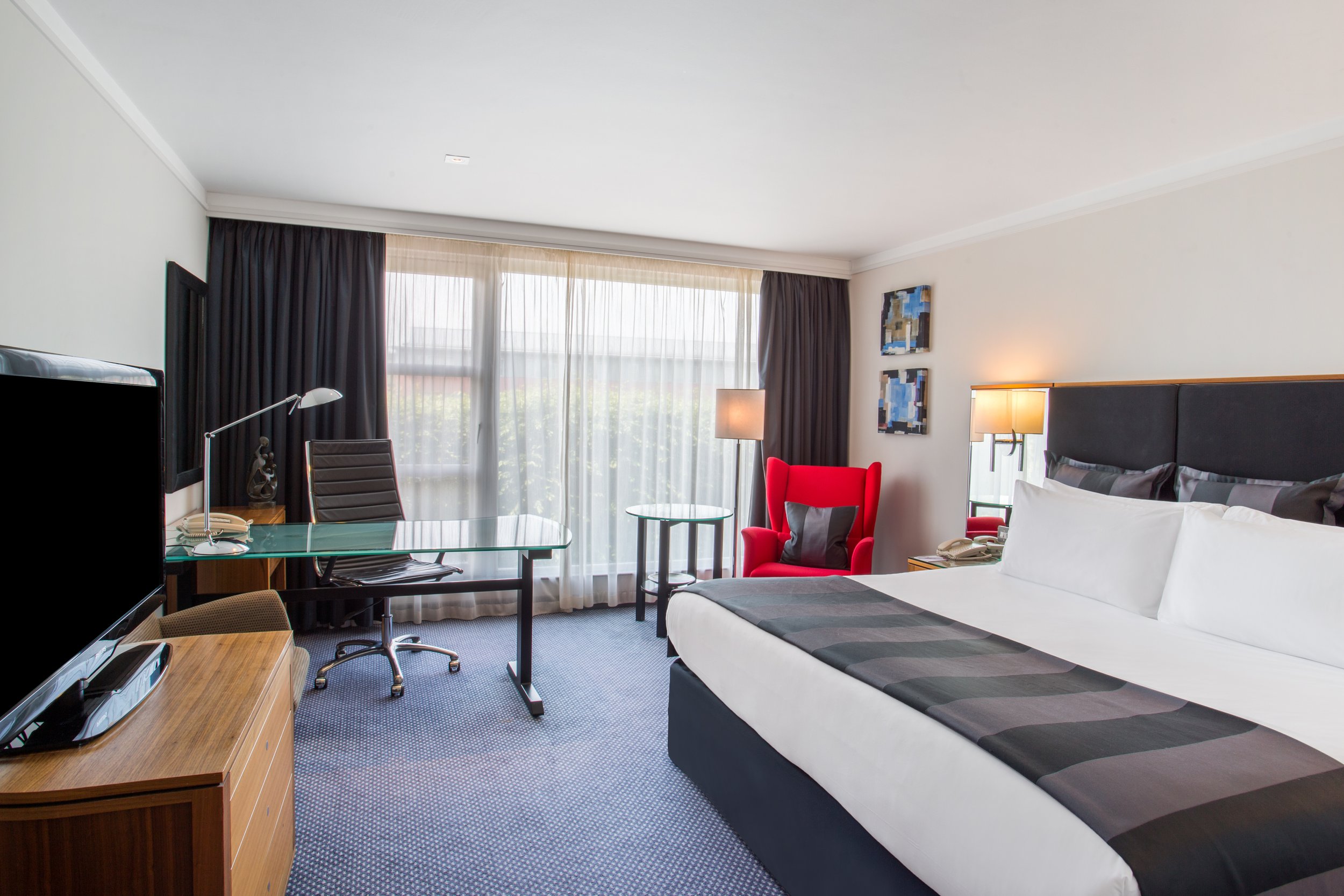 guest-room-club-crowne-plaza-marlow.jpg