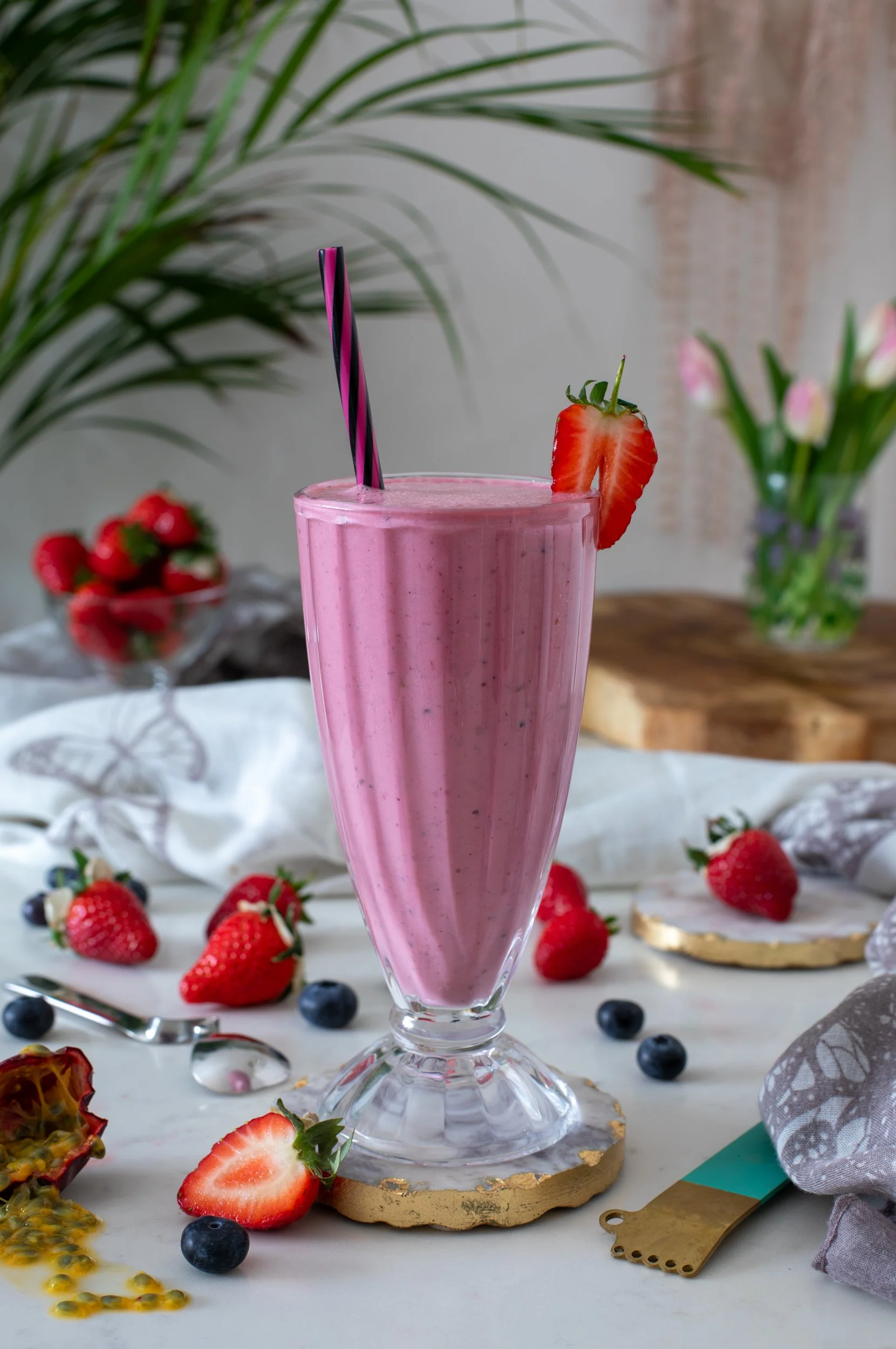 strawberry-and-passion-fruit-smoothie_drink-photographer-surrey.jpg