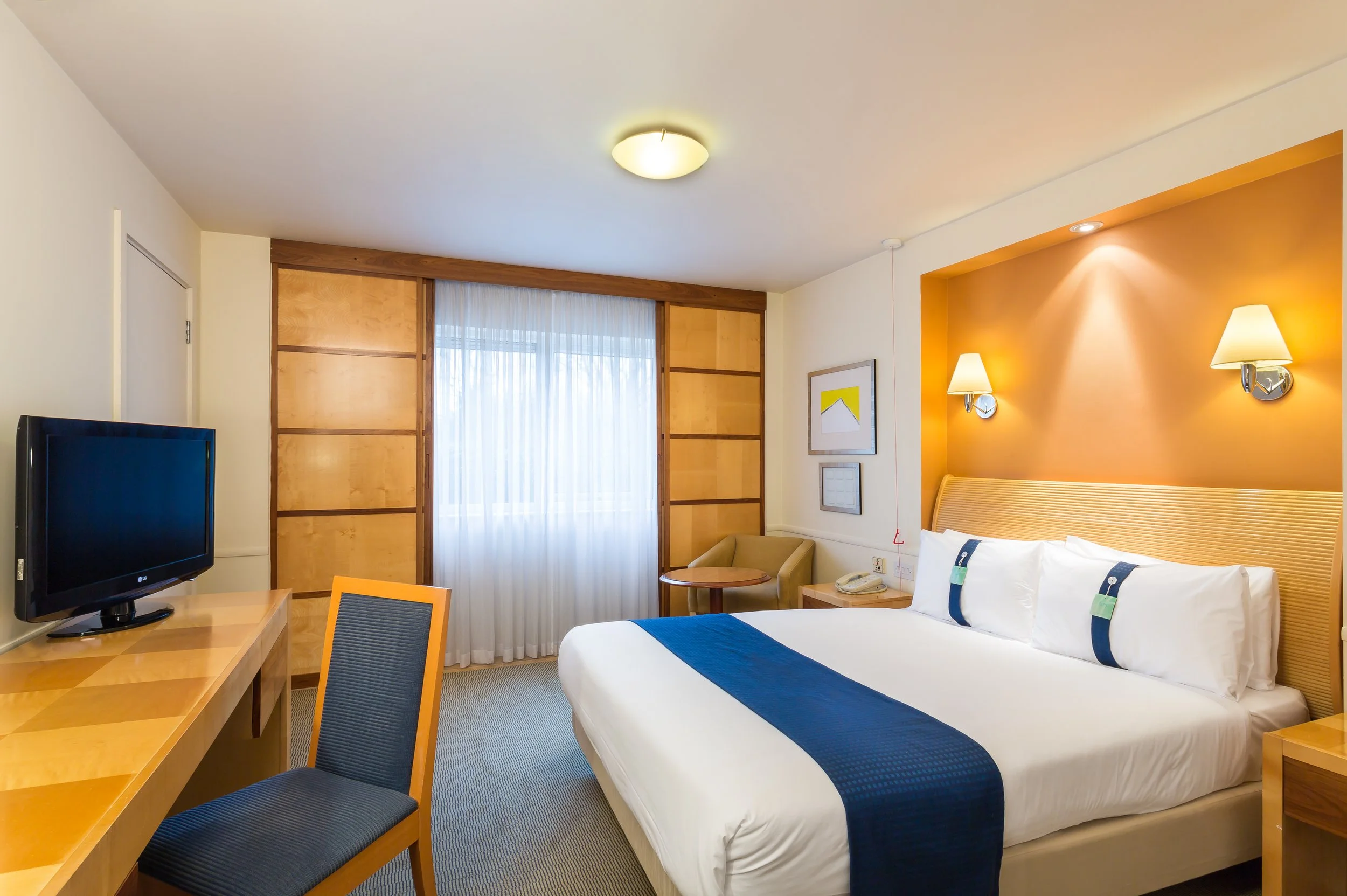 guest-bedroom-accessible-holiday-inn-cambridge.jpg