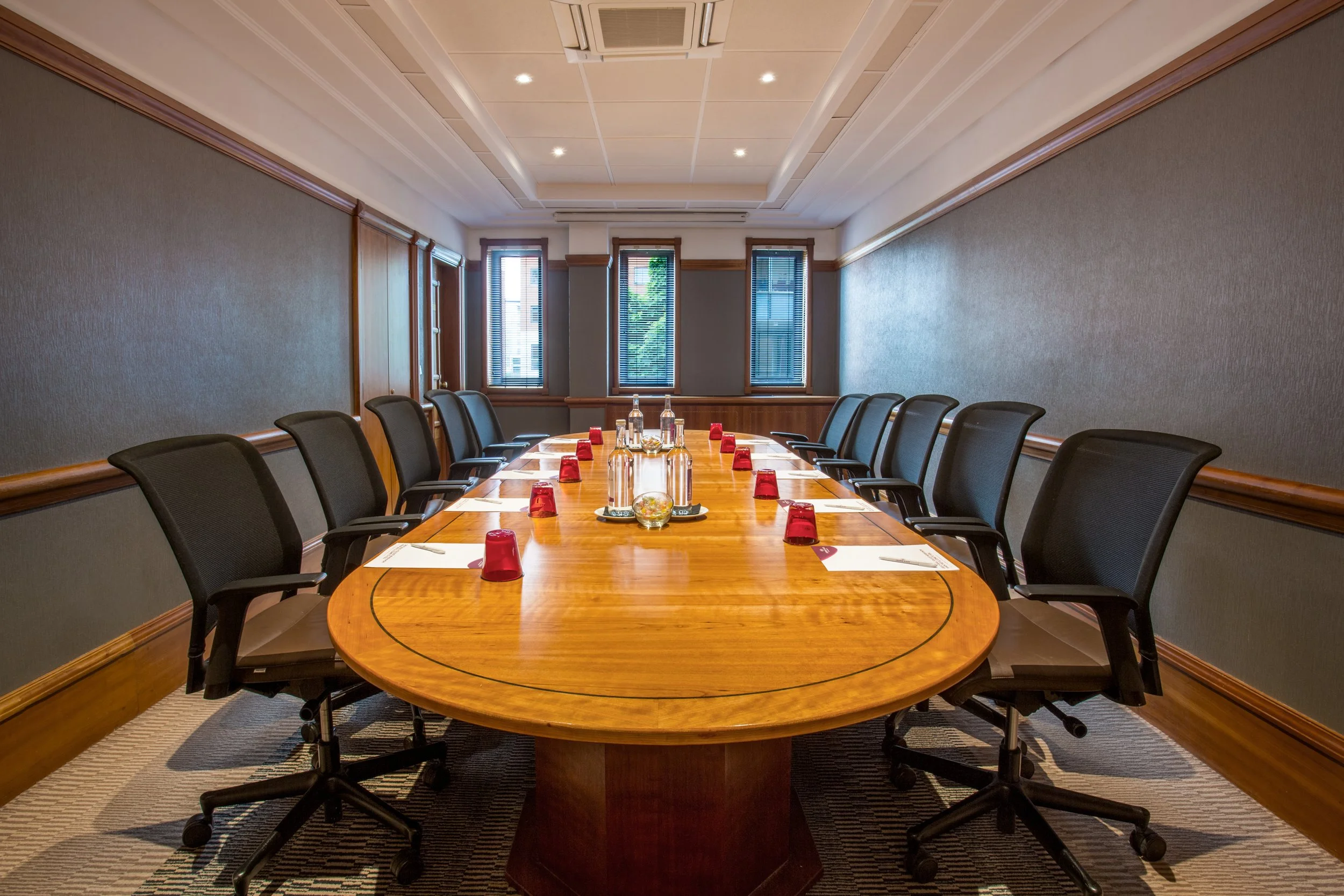 executive-boardroom-crowne-plaza-leeds-yorkshire.jpg