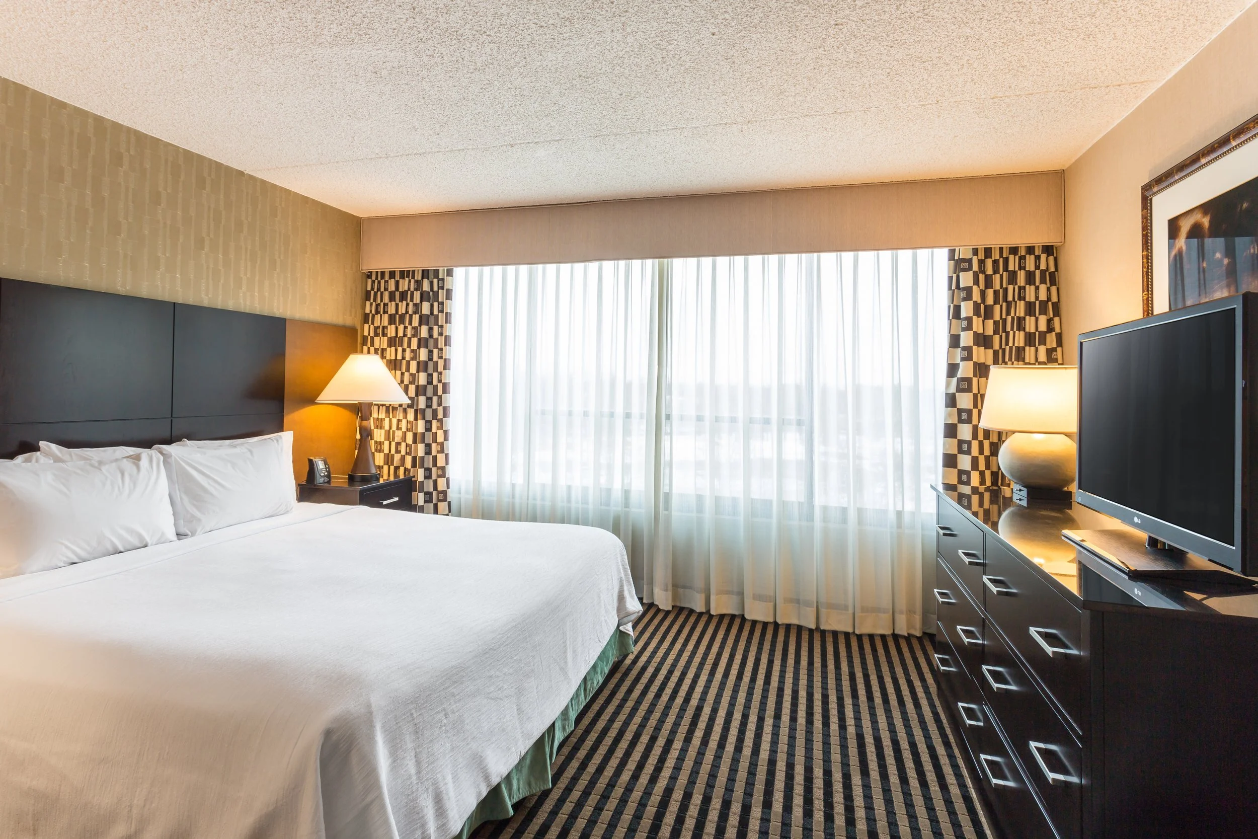 guest-suite-king-bed-embassy-suites-piscataway-usa.jpg
