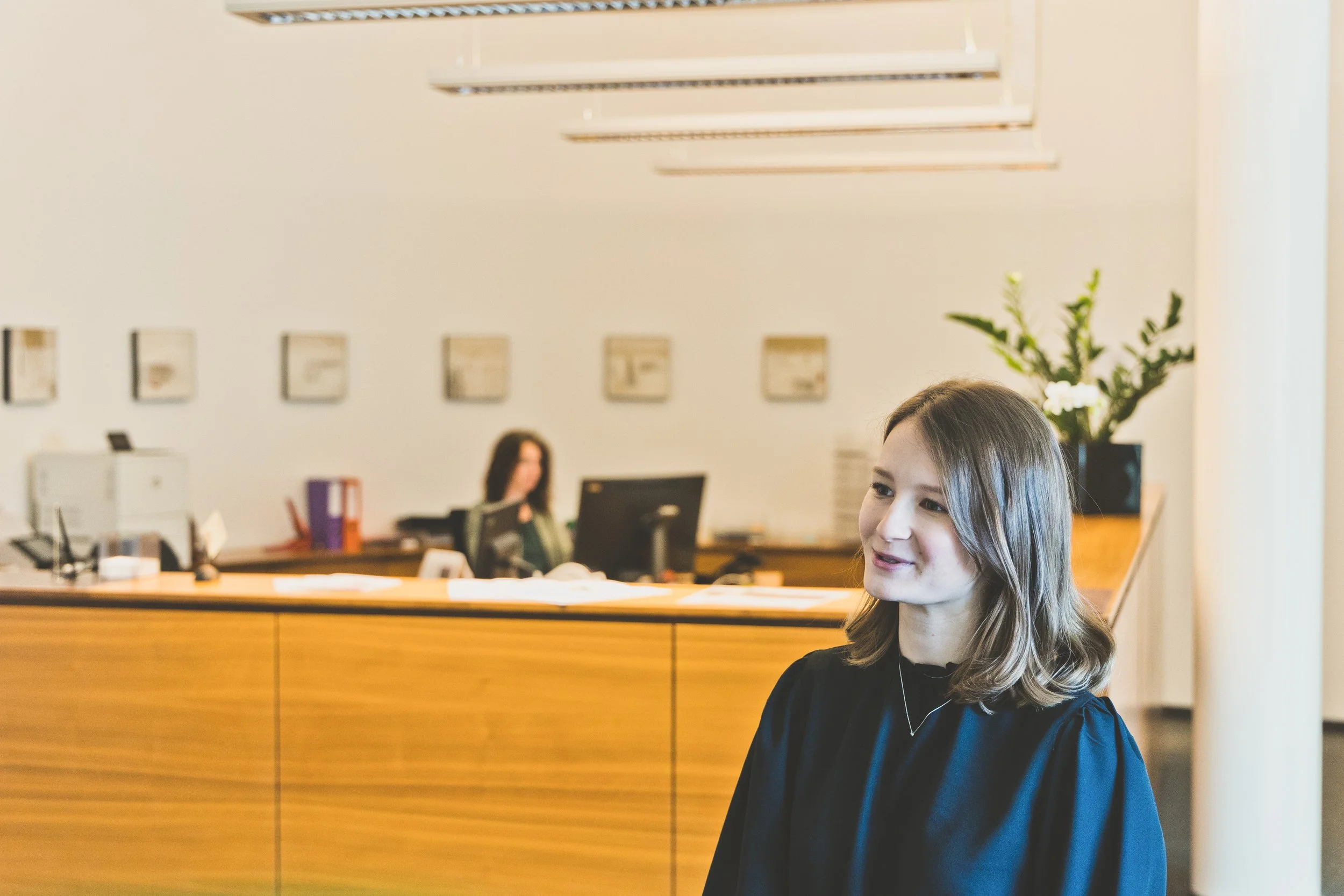 Sekretärin Stefanie im Empfangsbereich bei Trias