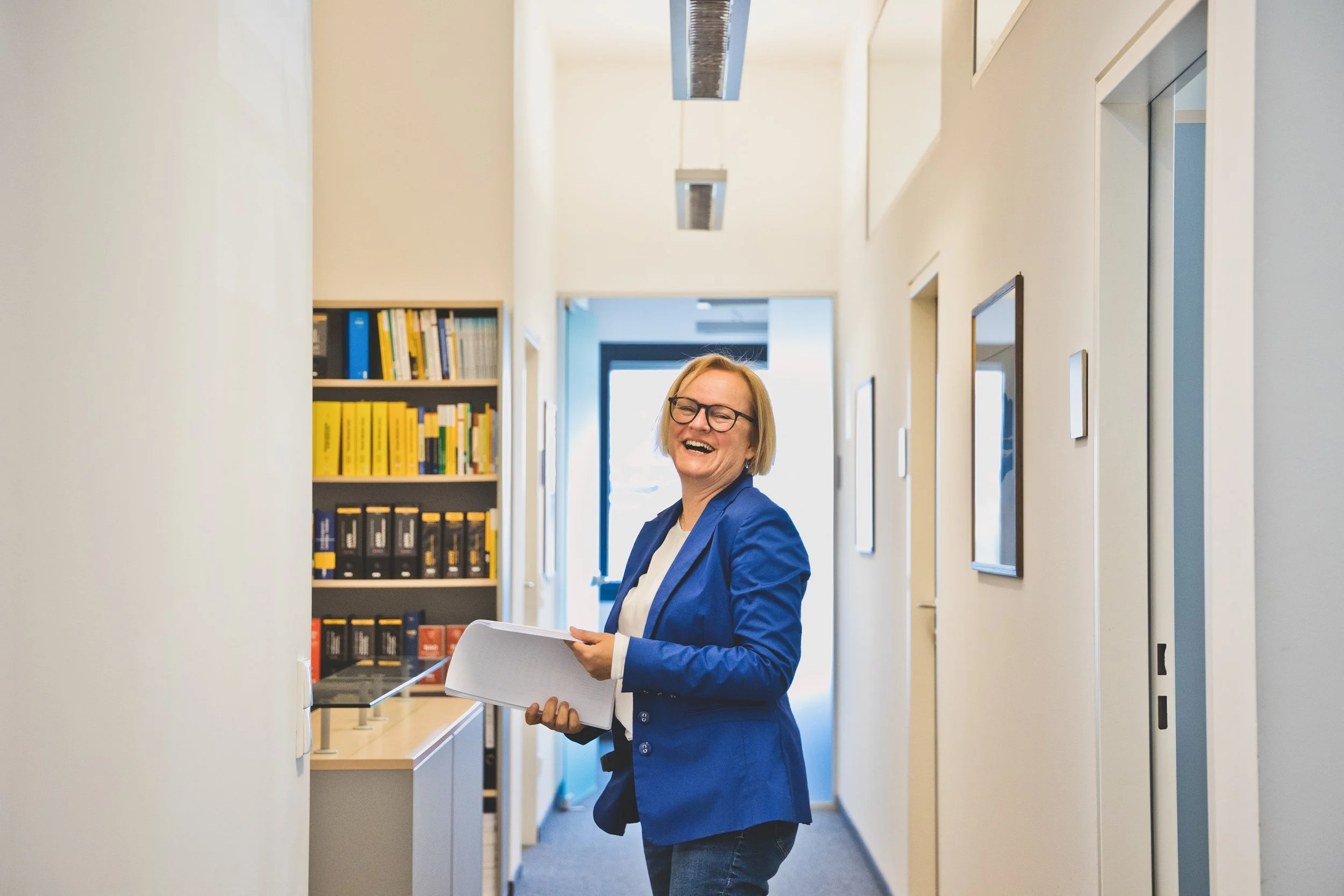 Mitarbeiterin von Trias mit Akten 