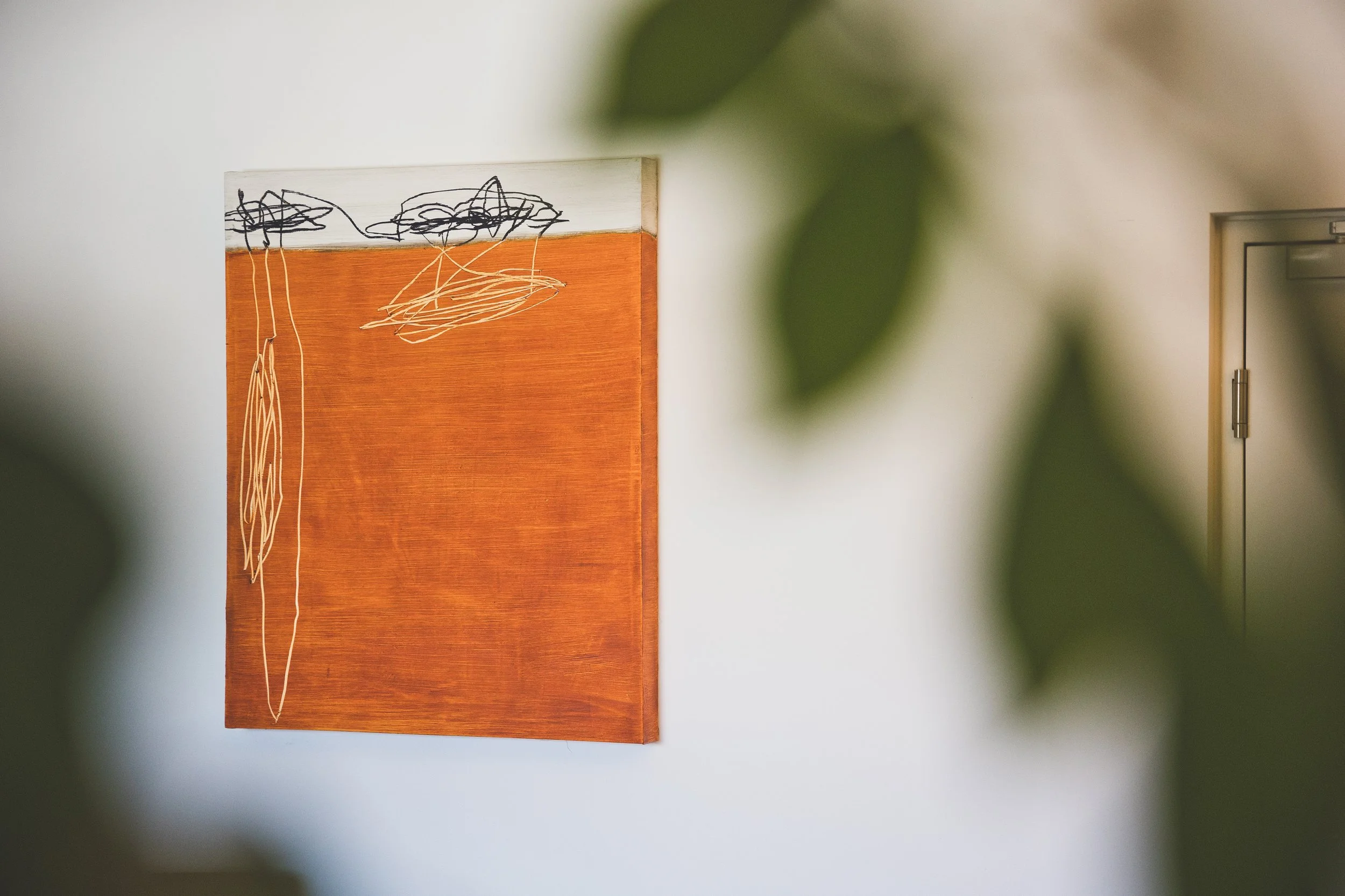 Orangenes Bild im Empfangsbereich bei Trias