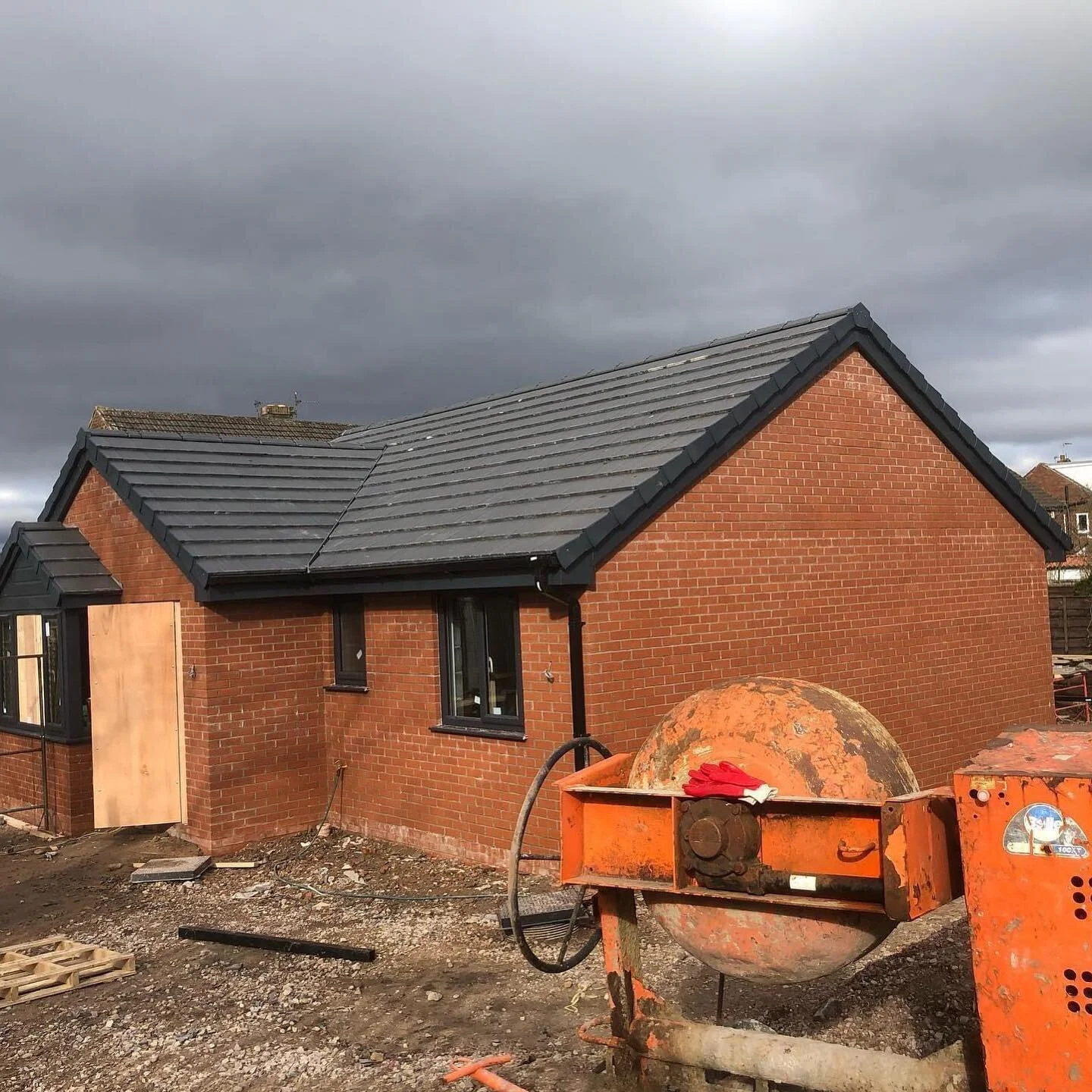 More progress shots. 
Our bungalow in Pennington is now water tight 🤩 
Get in touch for a free quote.
.
.
.
.
#newbuilds #bungalow #extension #renovation #planning