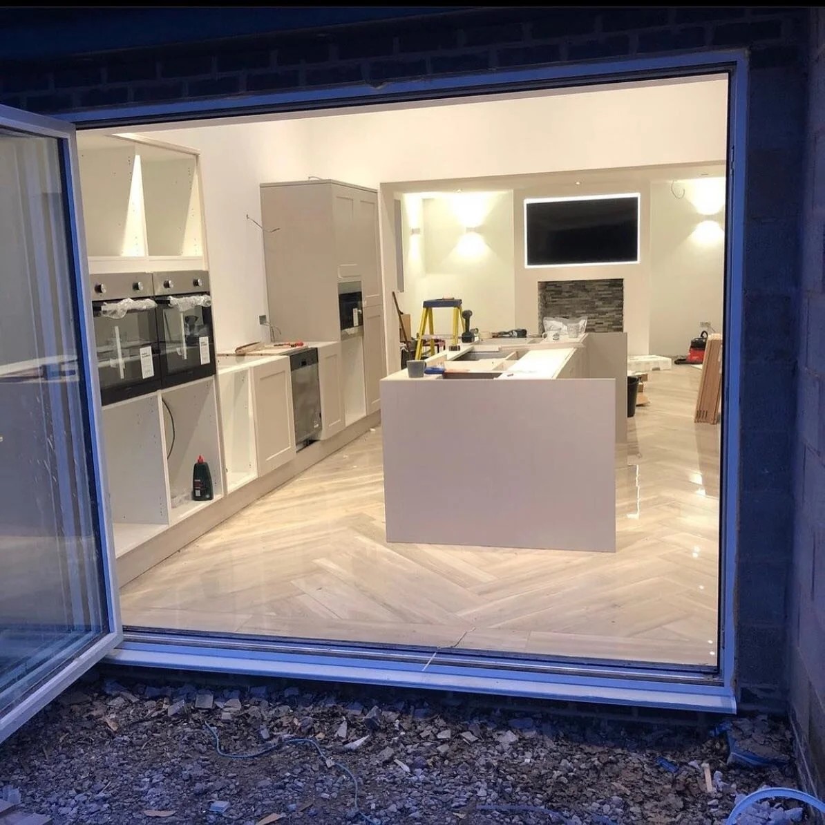 Good progress on our extension over in Wigan 🤩
.
.
.
.
.
.
#brickwork #extension #kitchen #renovation #bifolddoors #tiling #floortiles #newbuild