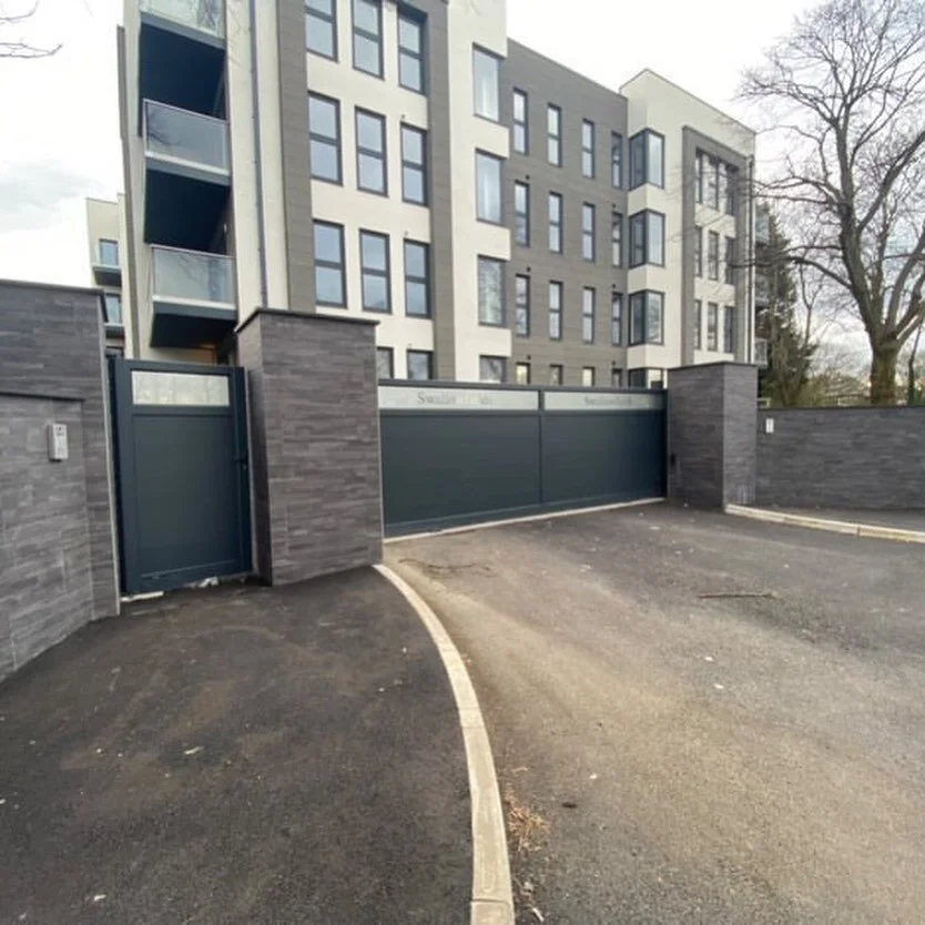How good does this wall we built in the summer look 🤩 Nice to see it finished with the electric gates on 😍
.
.
.
.
.
.
.
.
#brickwork #gardenwall #apartments #propertydeveloper #renovations #beforeandafter