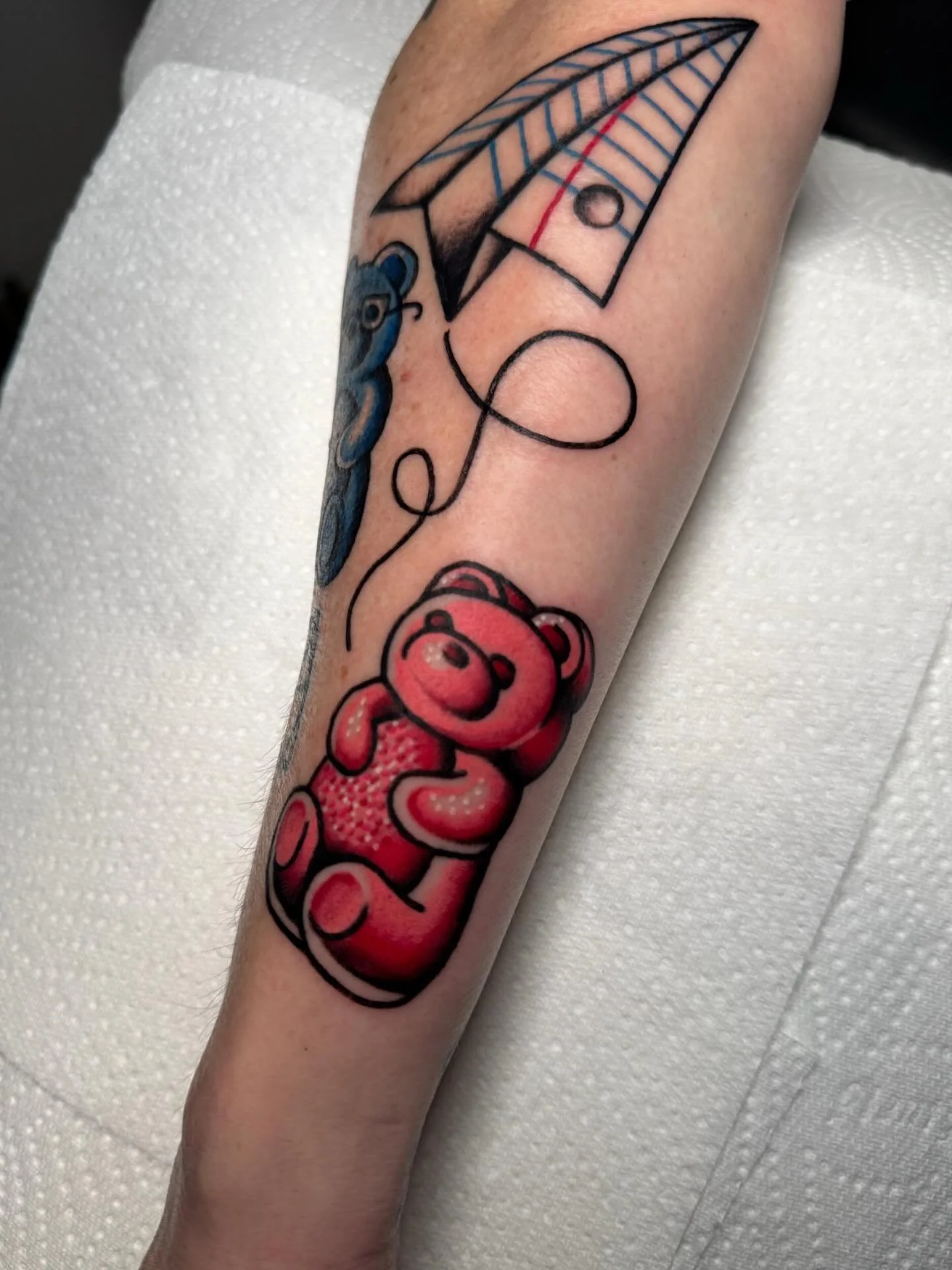 One I forgot to post from a little while ago! Made these cute gummi bears to represent Denise&rsquo;s two kids with a cute little paper airplane to represent her travels! 

Thinking about making some more cute stationary tattoos - anyone interested ?