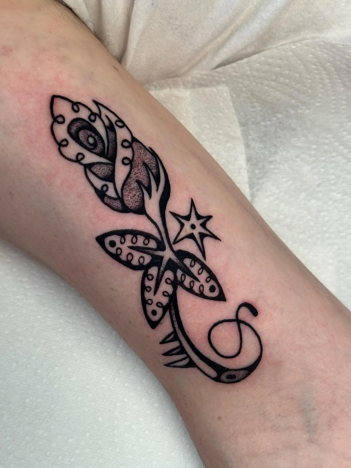 Doodle rose for Kev! Thanks for coming back all the way from Colorado for a chaotic pre-rave tattoo my friend 🖤

Swipe to see the healed one he got last year!

Flash always ready to go, come pick yours and put it in a vase of water. 

🗓️ Booking fo
