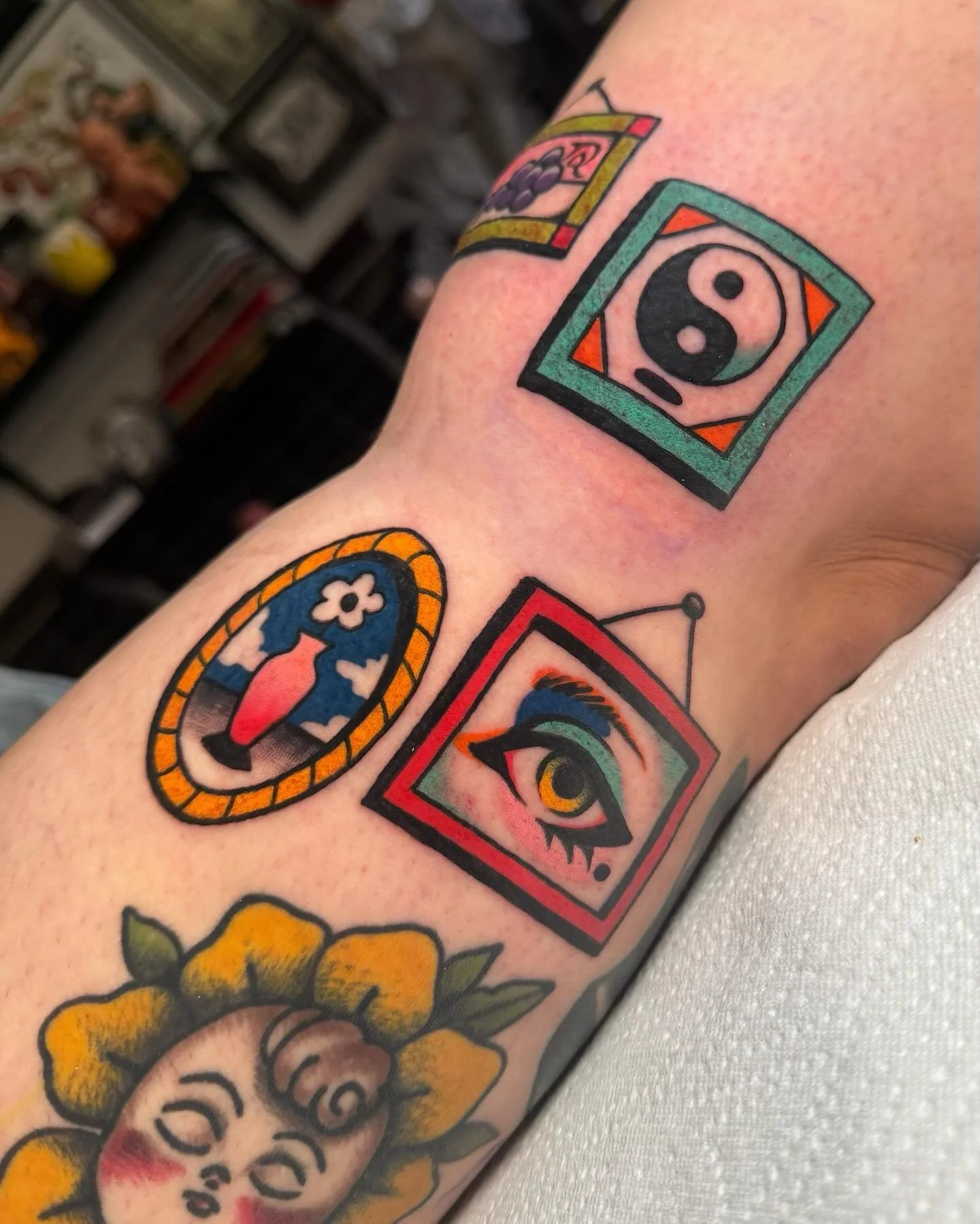 Your body is your home - and every home need a cute gallery wall! Some more cuties for Natalie from the other day from my flash 🌈 feat. Super cute healed work by @hannahlunntattoo 

Please hit me up to make some more wee frames for you, they make an
