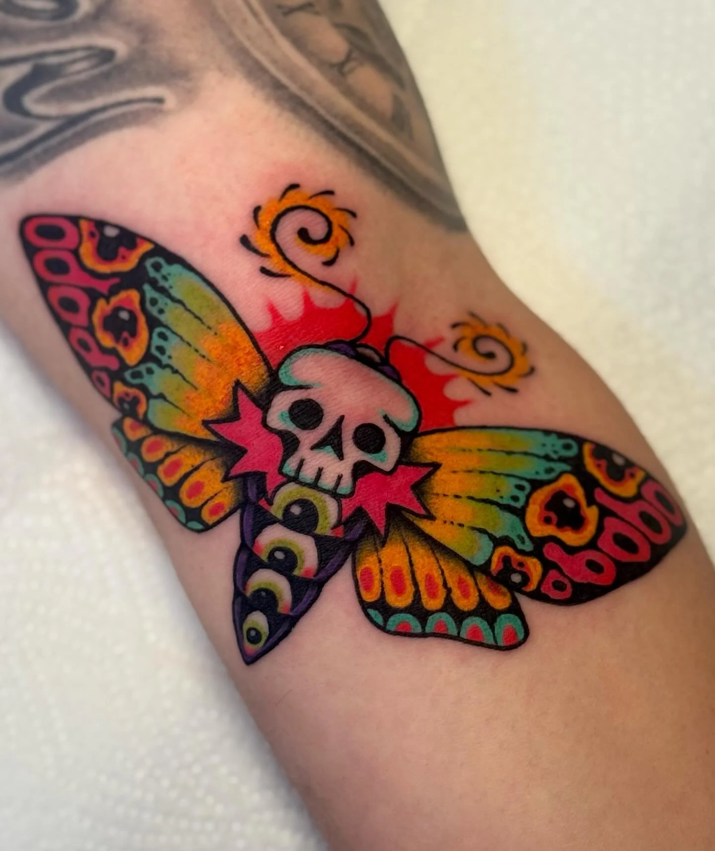 sickest psychedelic death&rsquo;s head moth you&rsquo;ve ever seen (until pt.2) on the nicest ever Carlos! Can&rsquo;t wait colour you in again!

Custom or flash, I&rsquo;m all ears 💘

🗓️ Booking for: October &amp; Beyond 🪩✨

🌻 home base: @kingsc